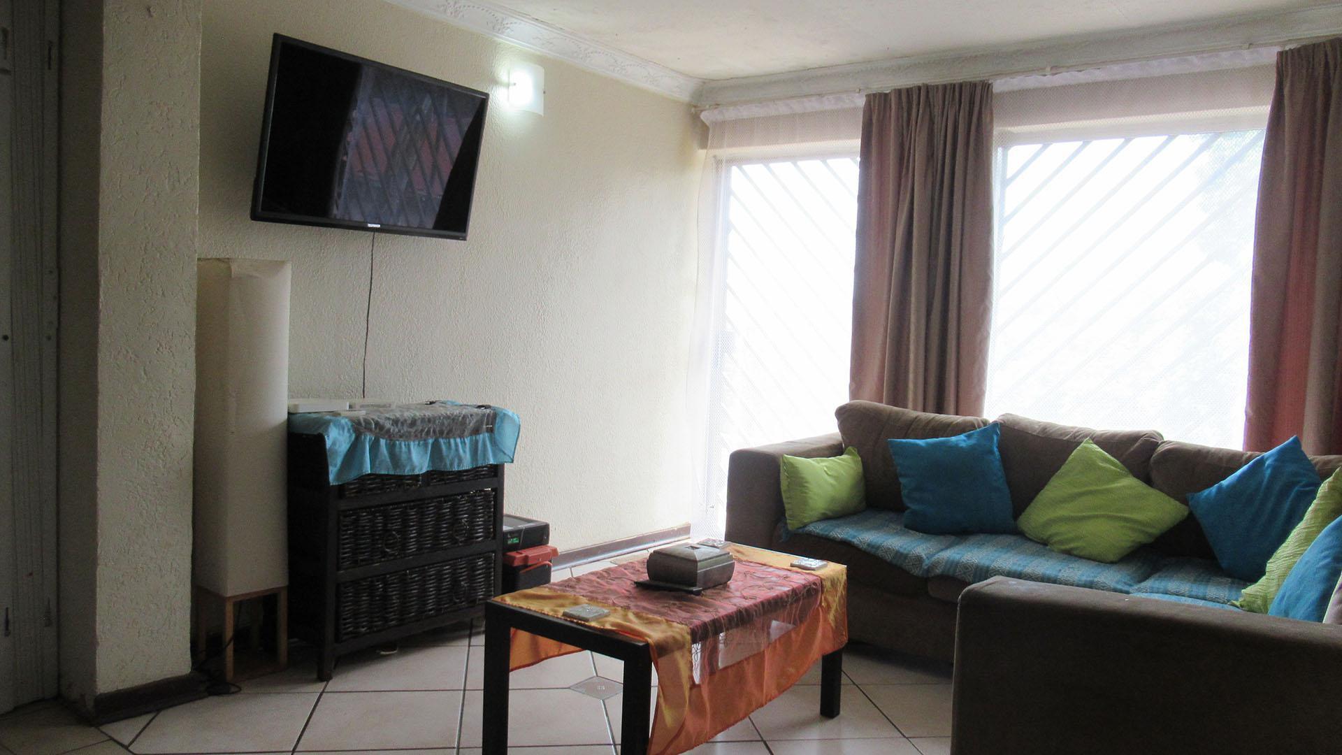 Lounges - 31 square meters of property in Roodekrans