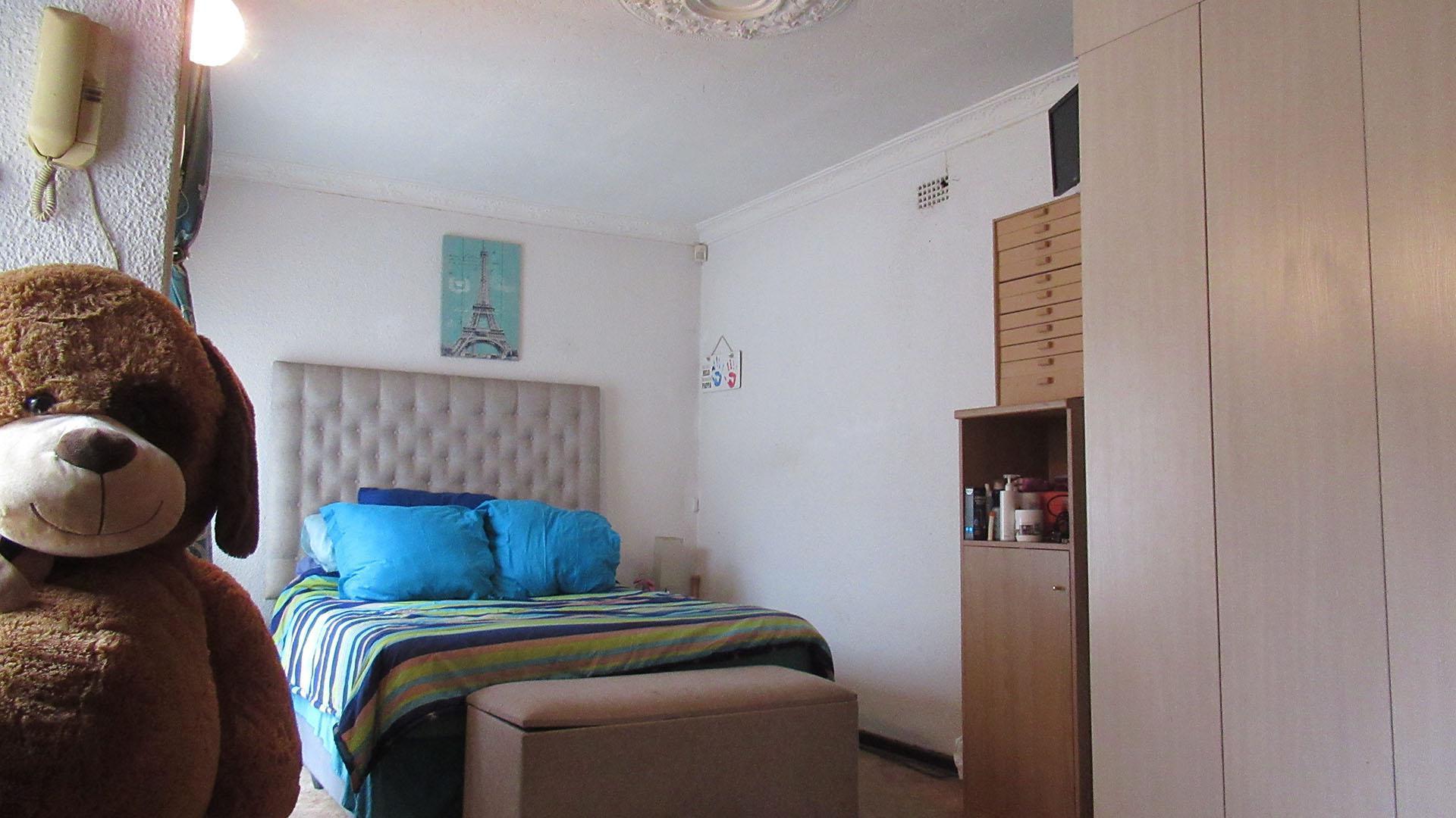 Bed Room 3 - 21 square meters of property in Roodekrans