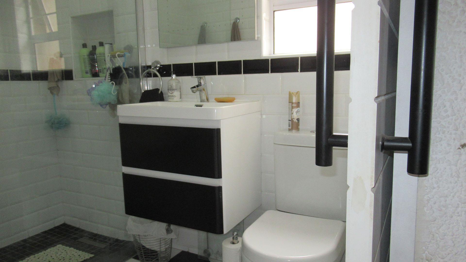 Bathroom 1 - 6 square meters of property in Roodekrans