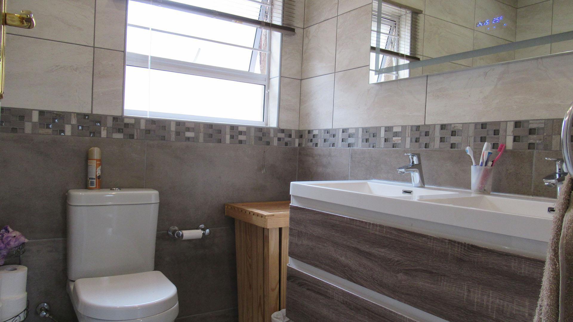 Bathroom 2 of property in Roodekrans