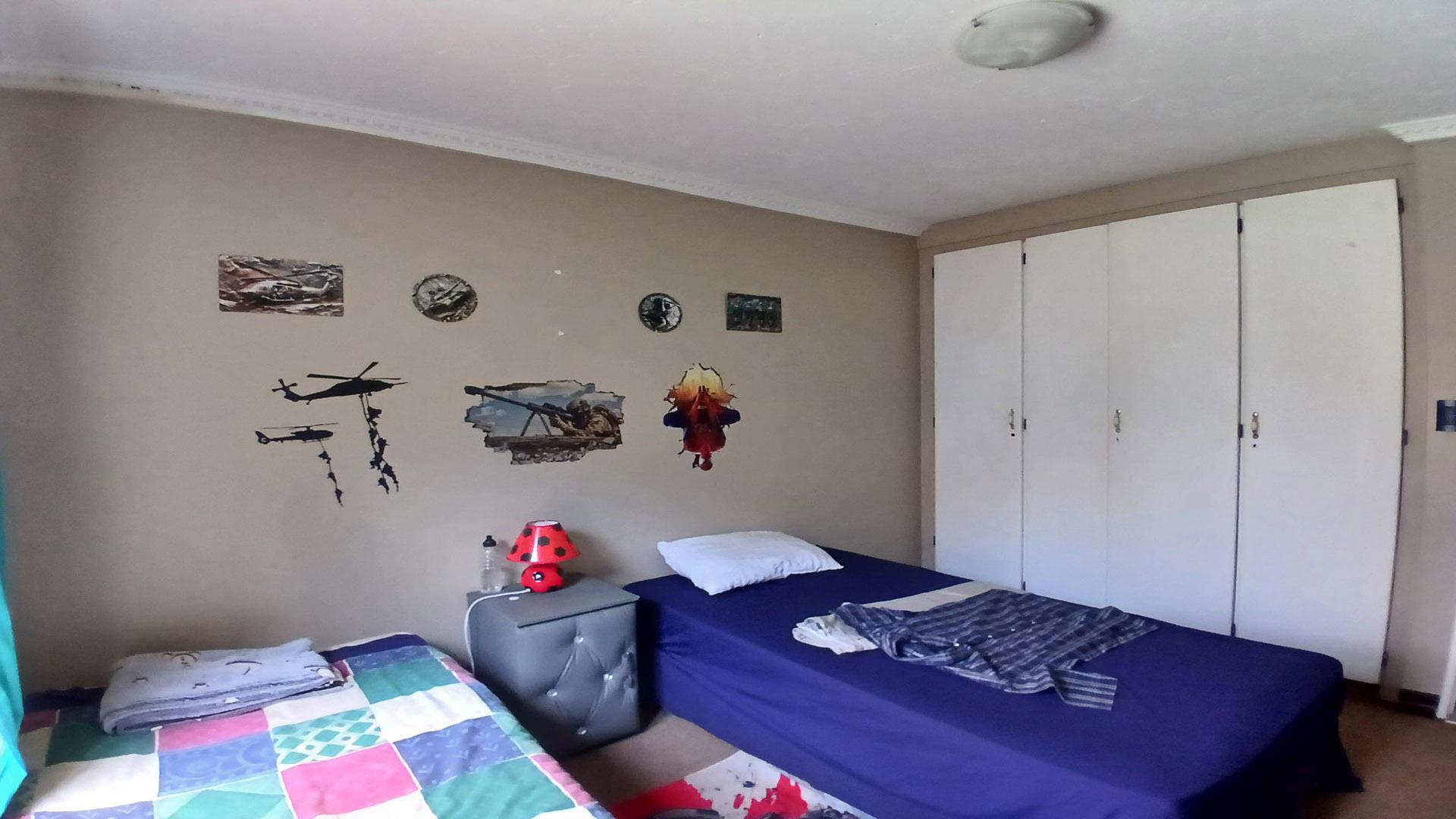 Bed Room 1 of property in Eldoraigne