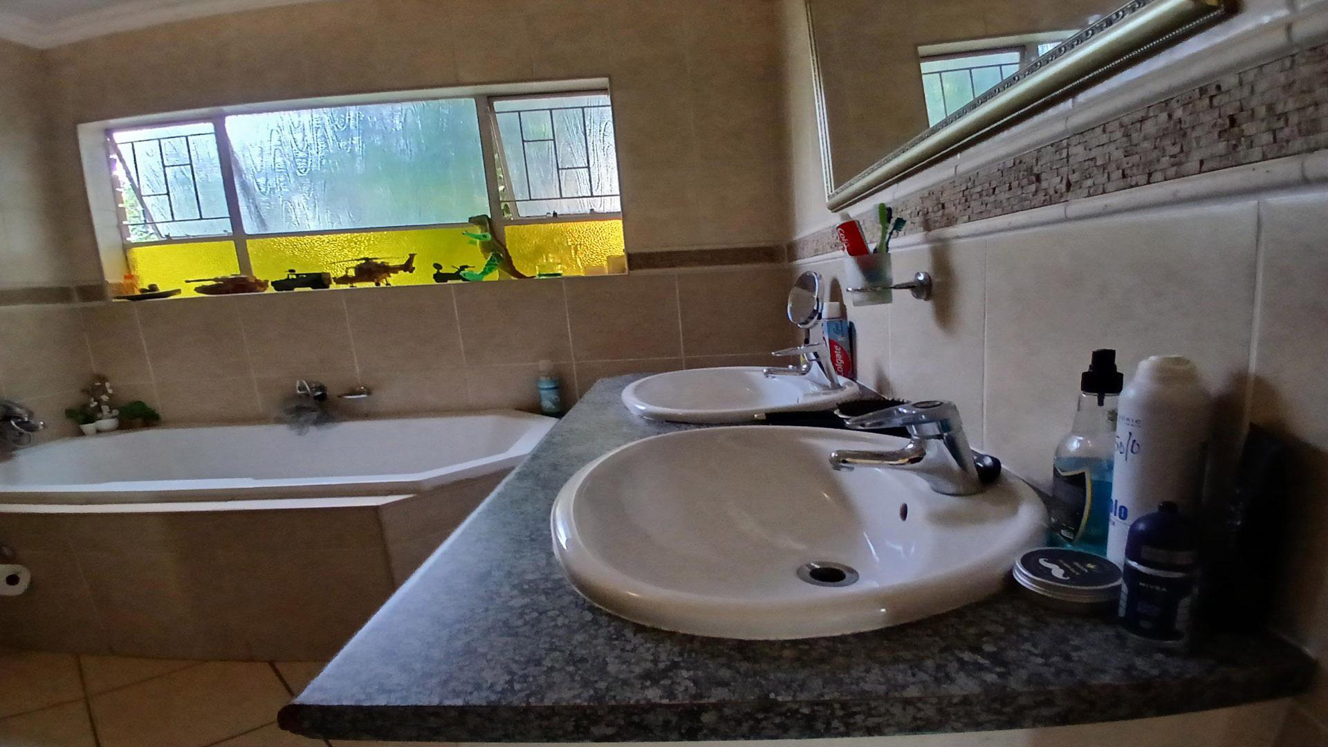 Bathroom 2 of property in Eldoraigne