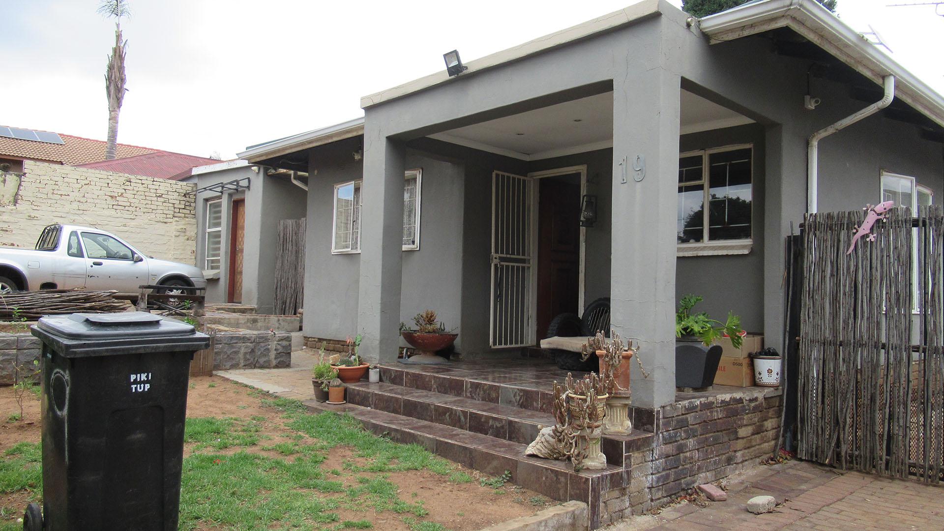 Front View of property in Albertville