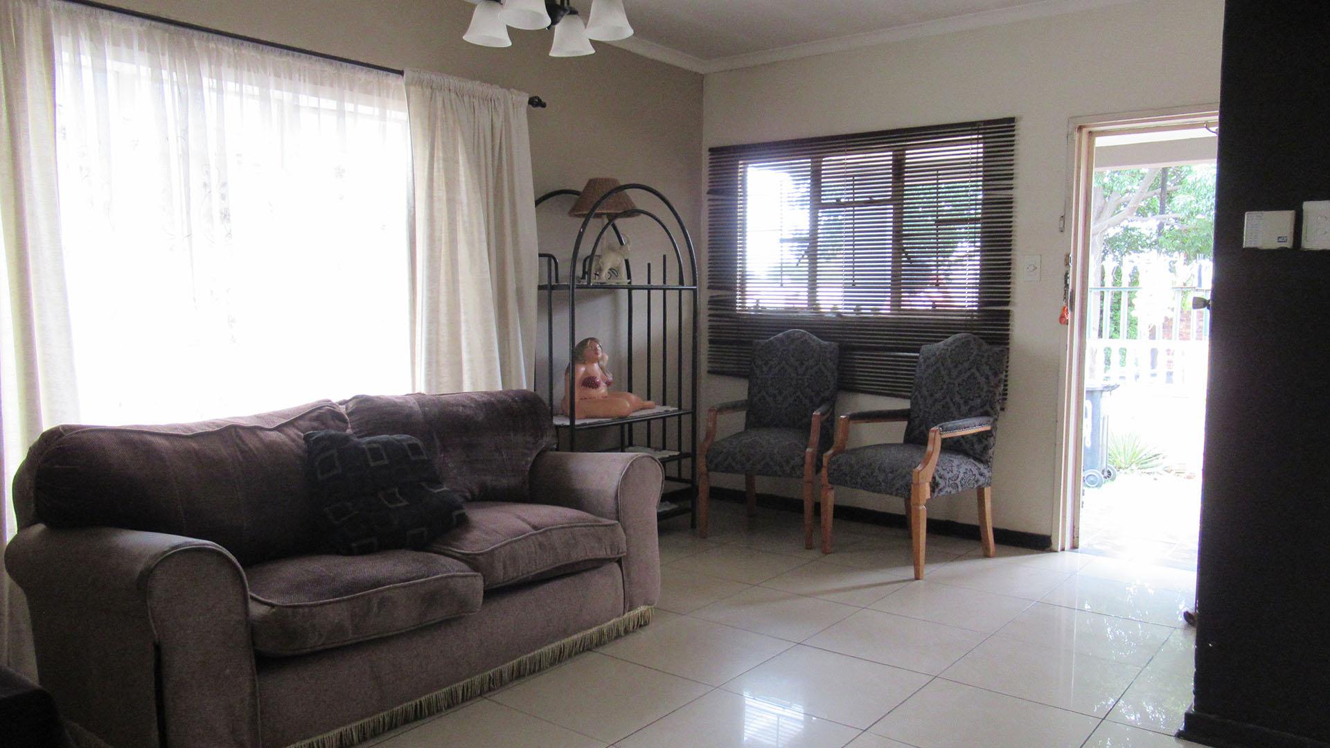 Lounges - 16 square meters of property in Albertville