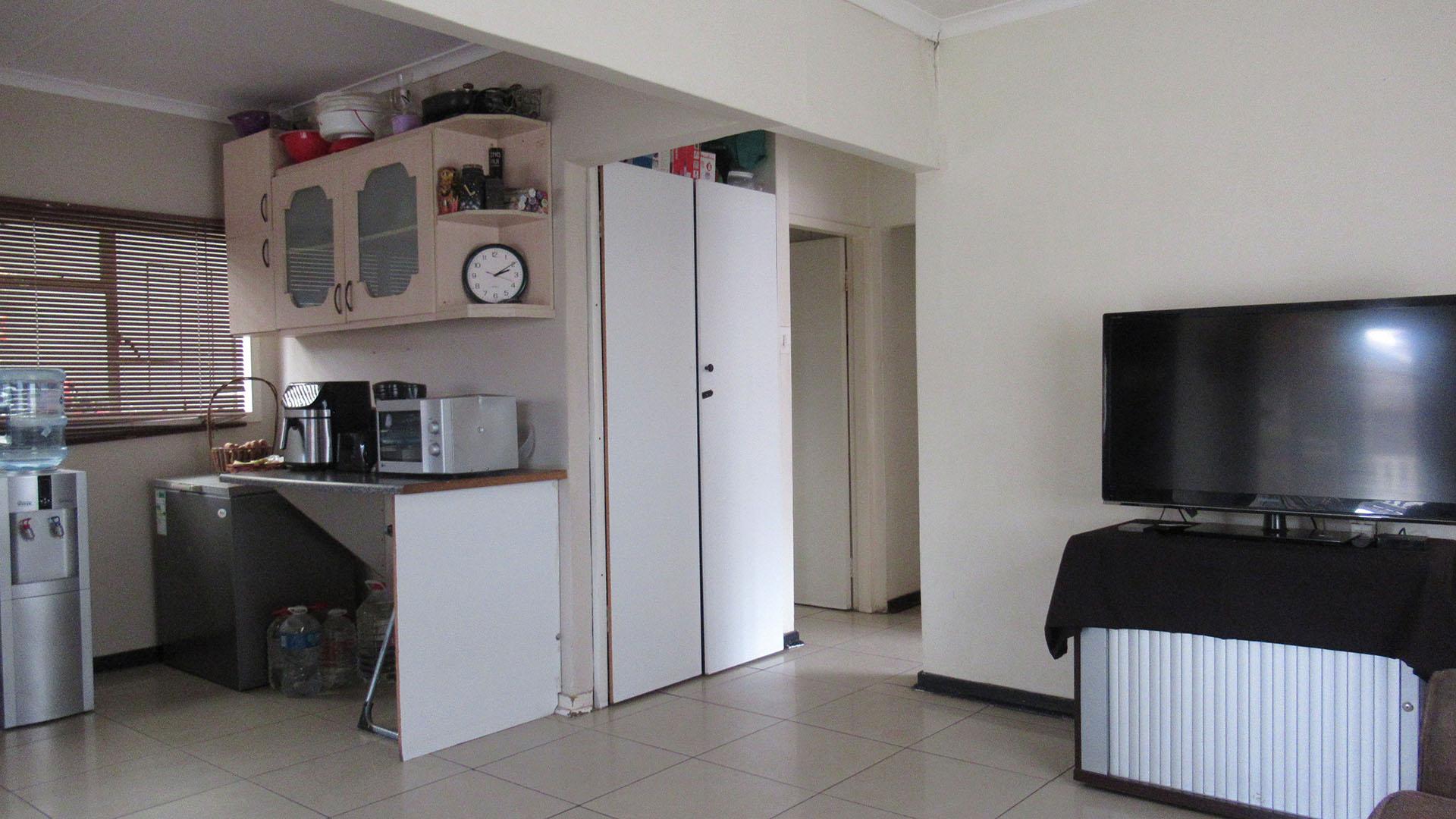 Lounges - 16 square meters of property in Albertville