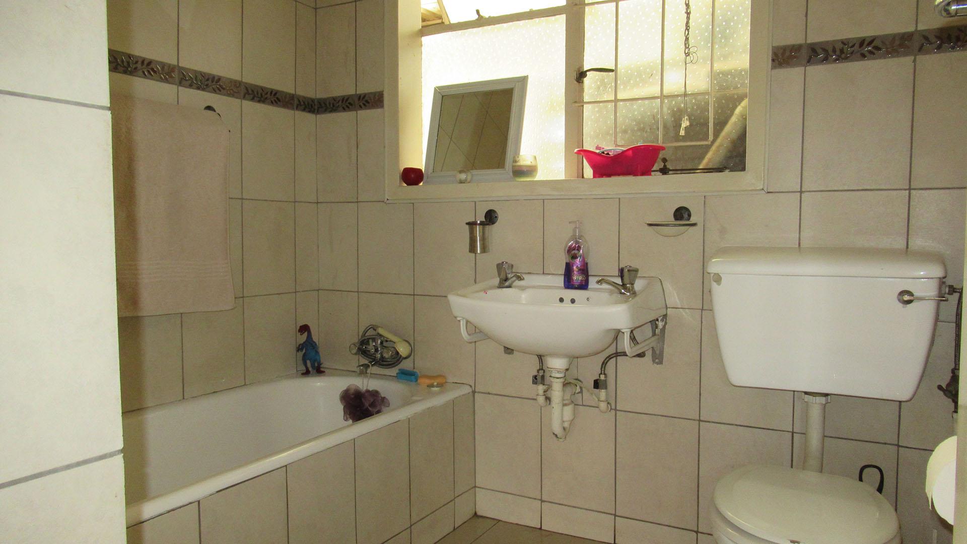 Bathroom 1 - 15 square meters of property in Albertville
