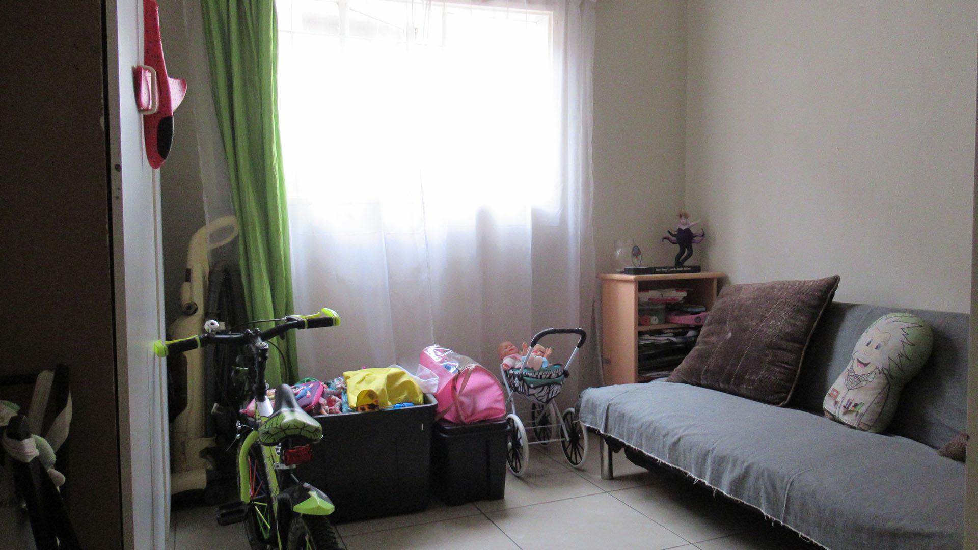 Bed Room 1 - 12 square meters of property in Albertville