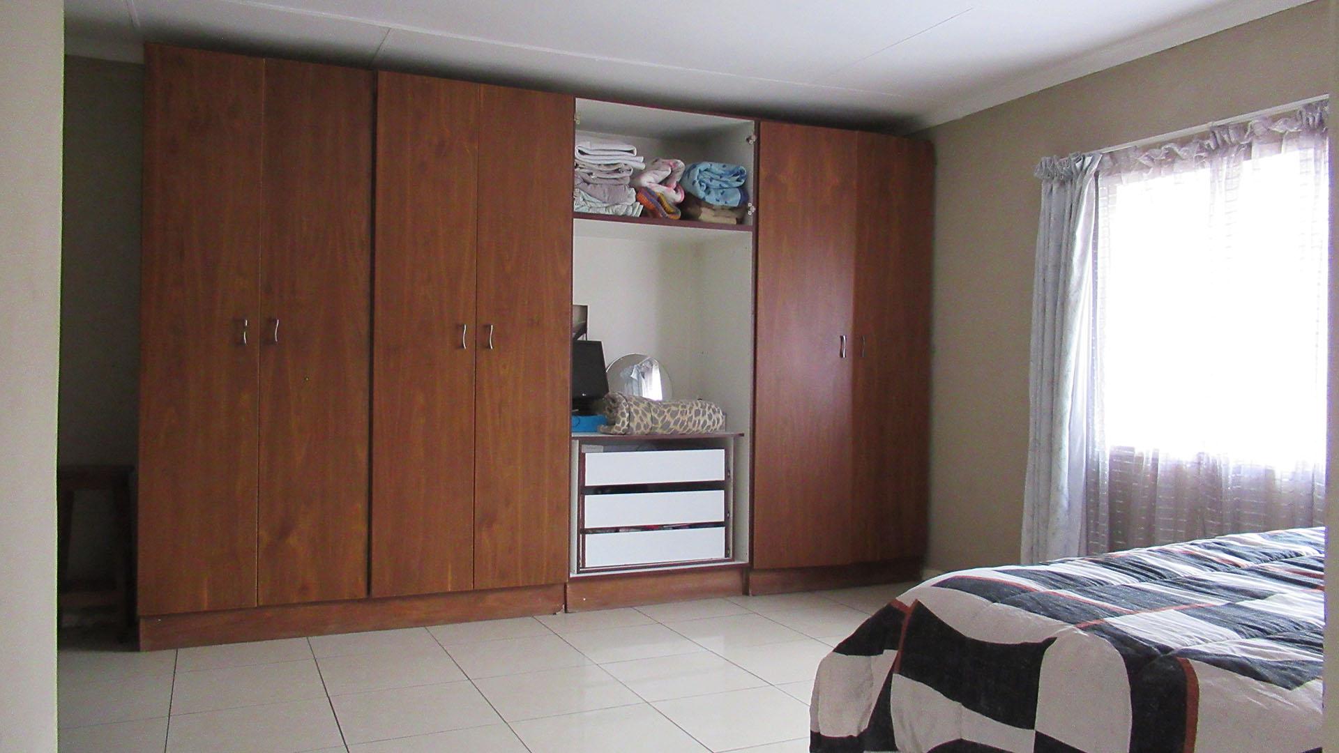 Main Bedroom - 30 square meters of property in Albertville