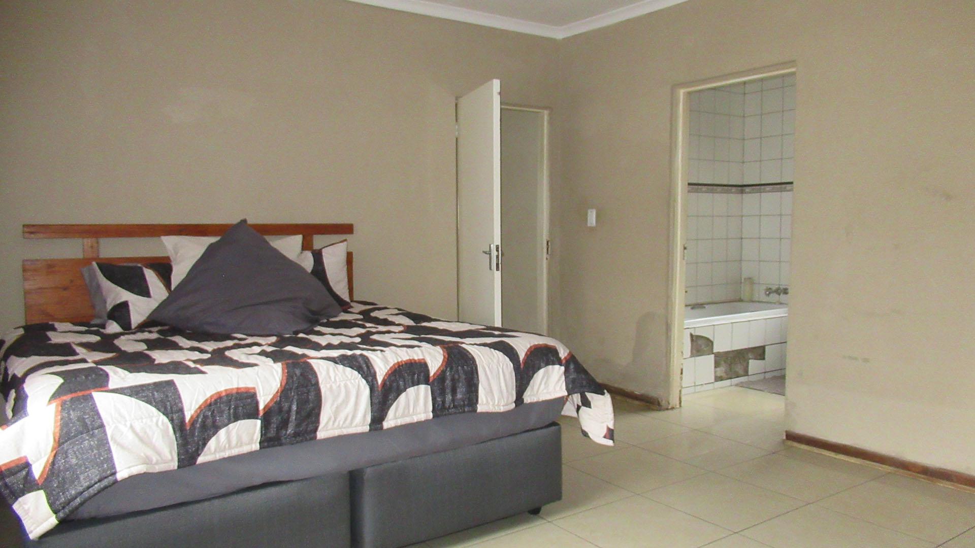 Main Bedroom - 30 square meters of property in Albertville