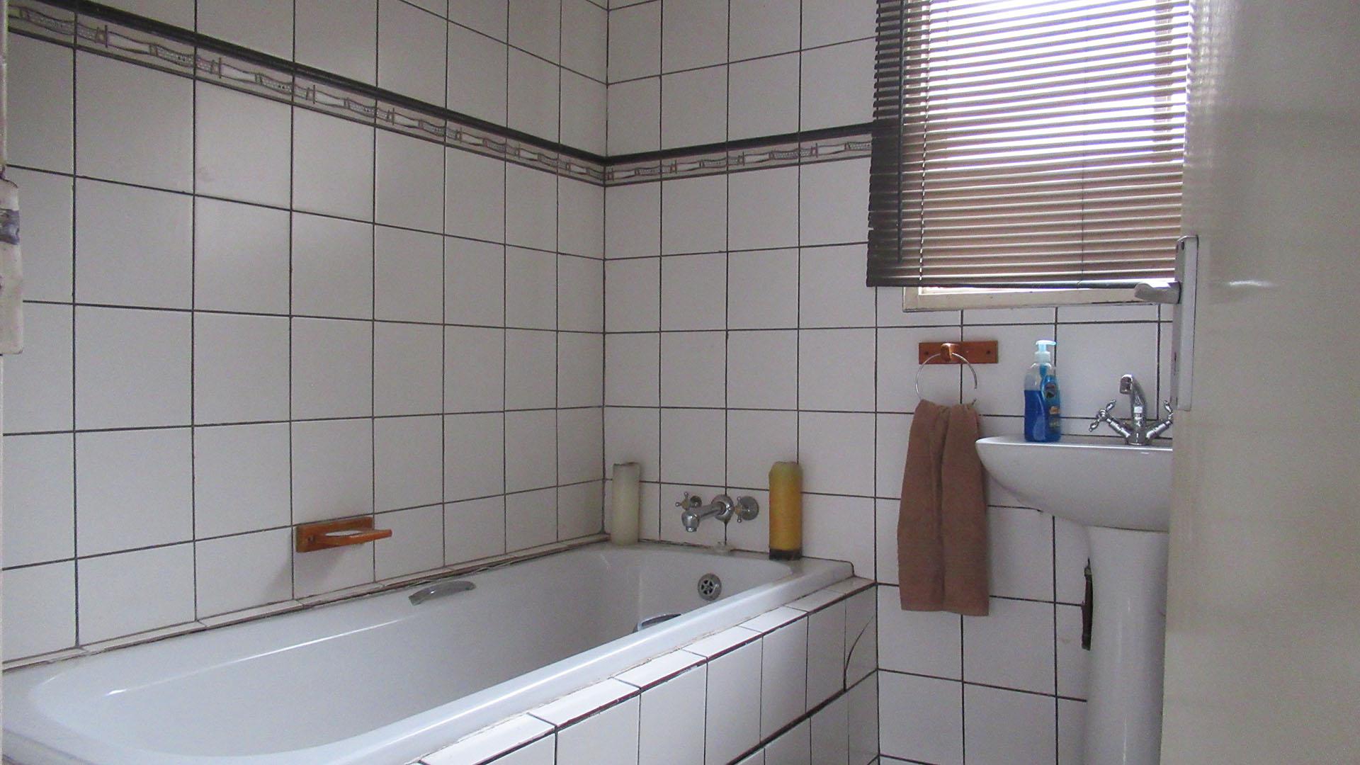 Main Bathroom - 8 square meters of property in Albertville