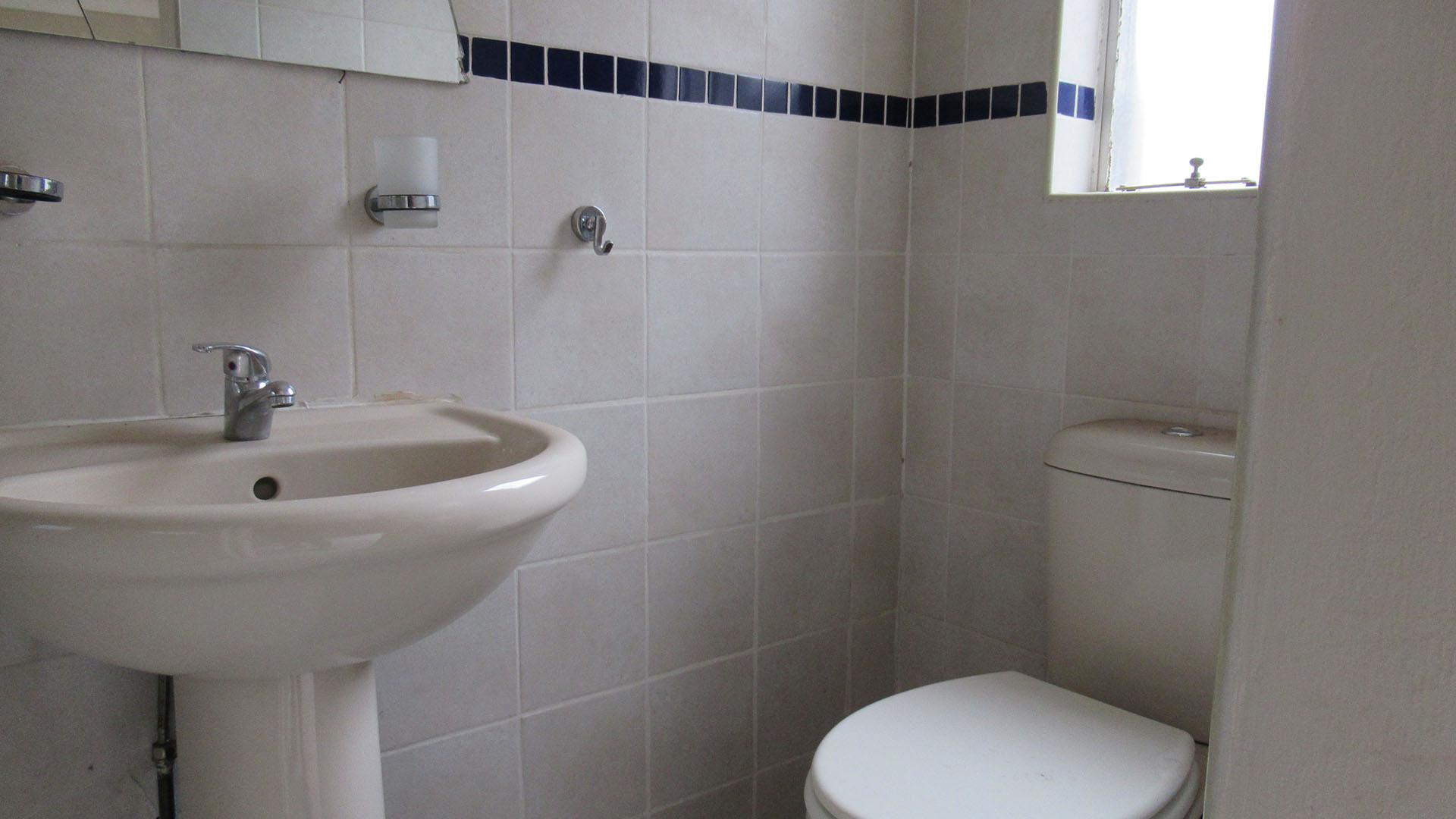 Bathroom 1 - 15 square meters of property in Albertville
