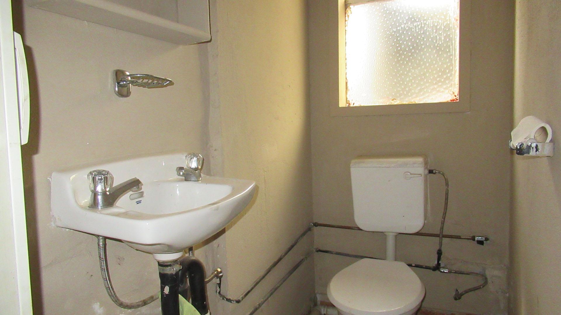 Bathroom 2 - 3 square meters of property in Albertville
