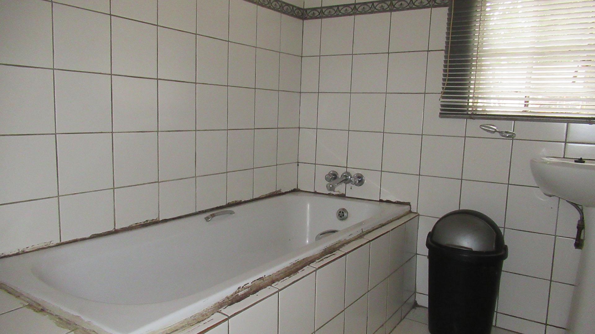 Bathroom 1 - 15 square meters of property in Albertville