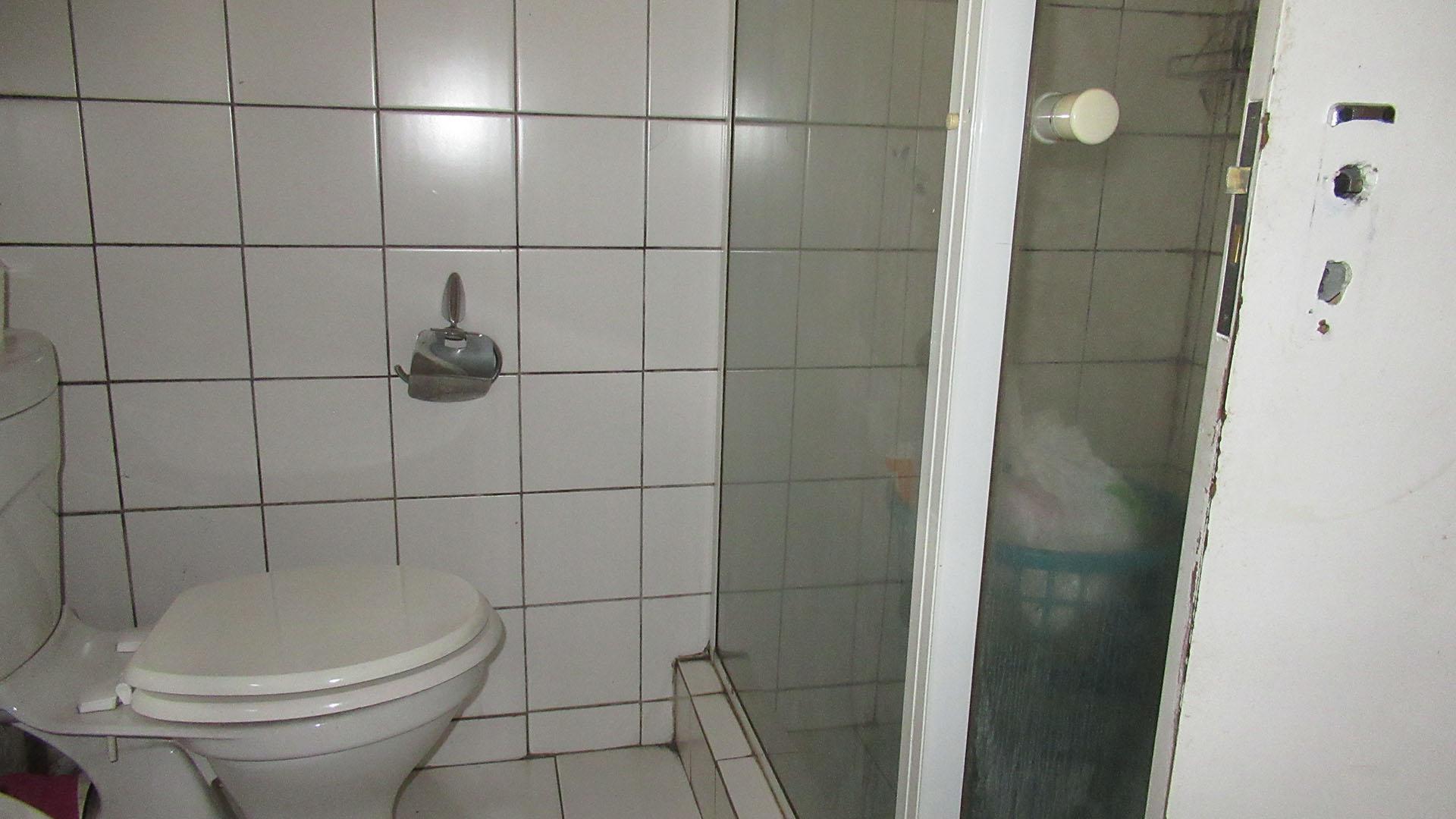 Bathroom 1 - 15 square meters of property in Albertville