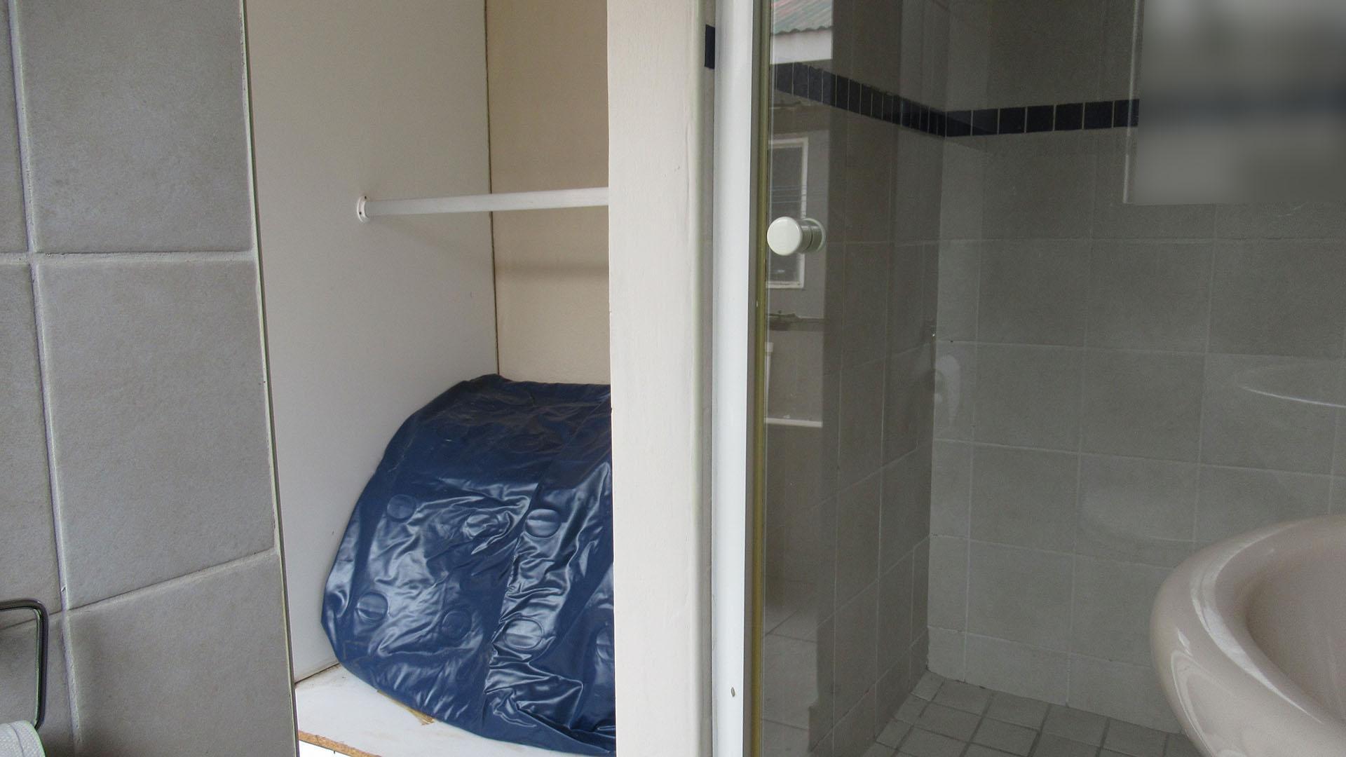 Bathroom 1 - 15 square meters of property in Albertville