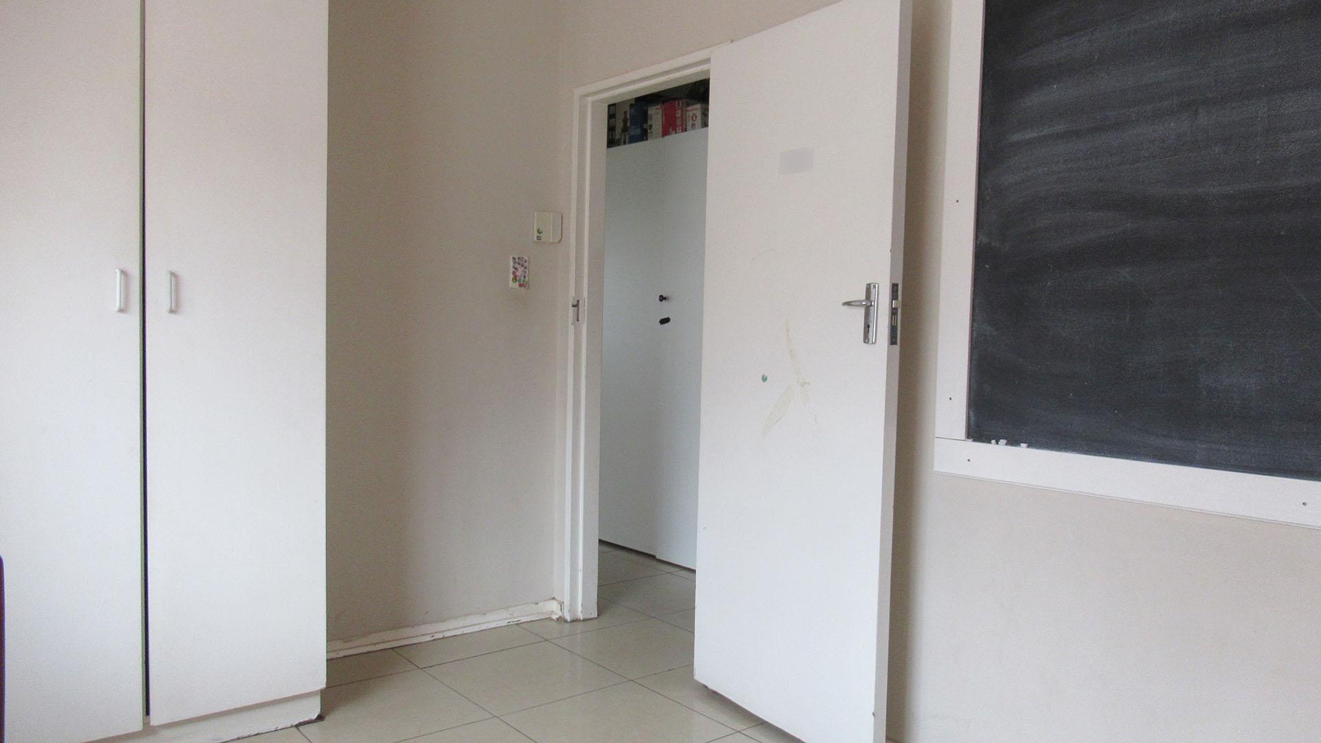 Bed Room 2 - 14 square meters of property in Albertville