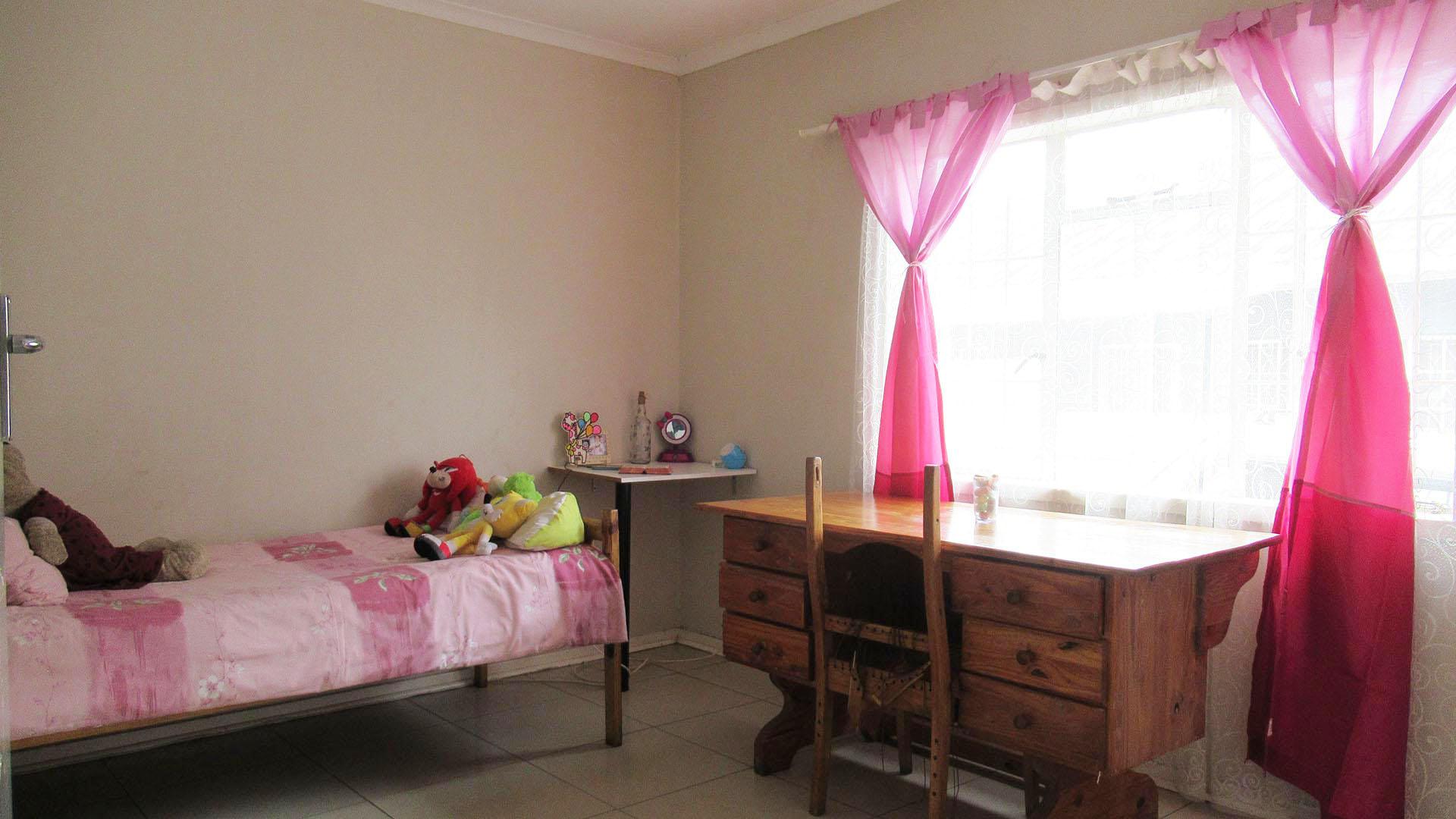 Bed Room 2 - 14 square meters of property in Albertville