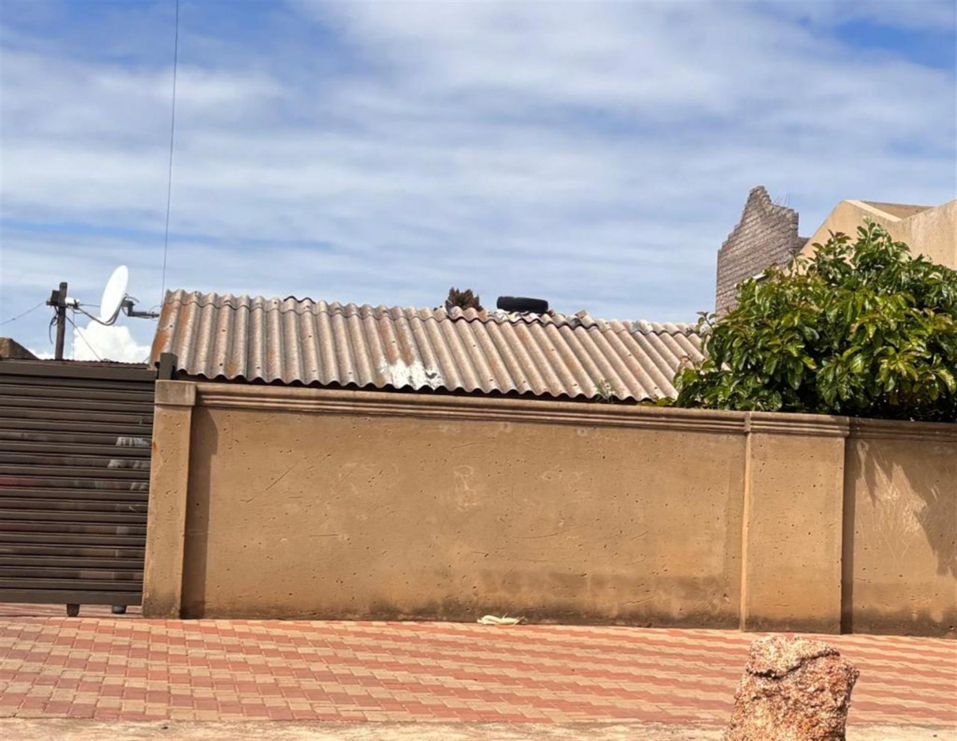 Front View of property in Naledi