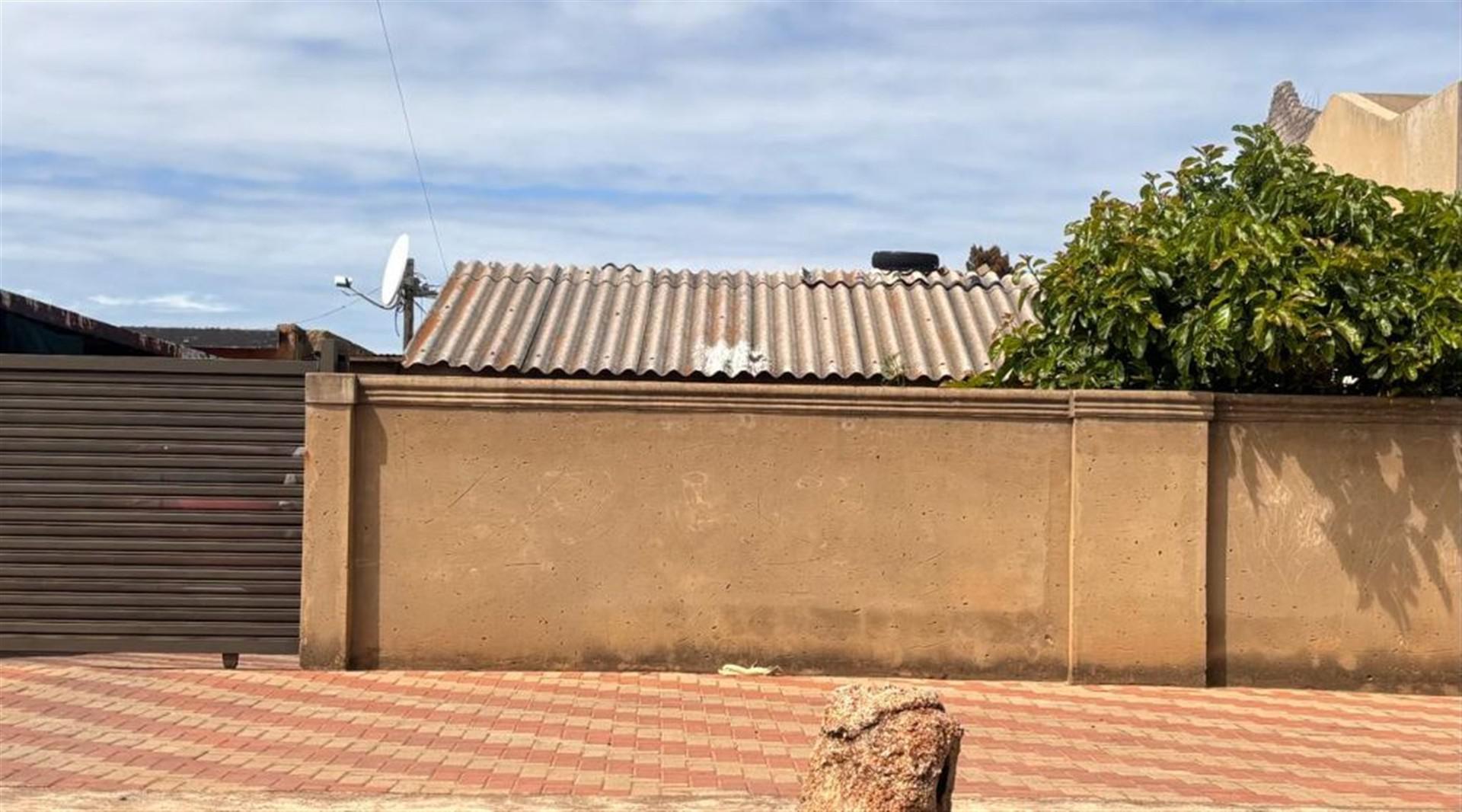 Front View of property in Naledi