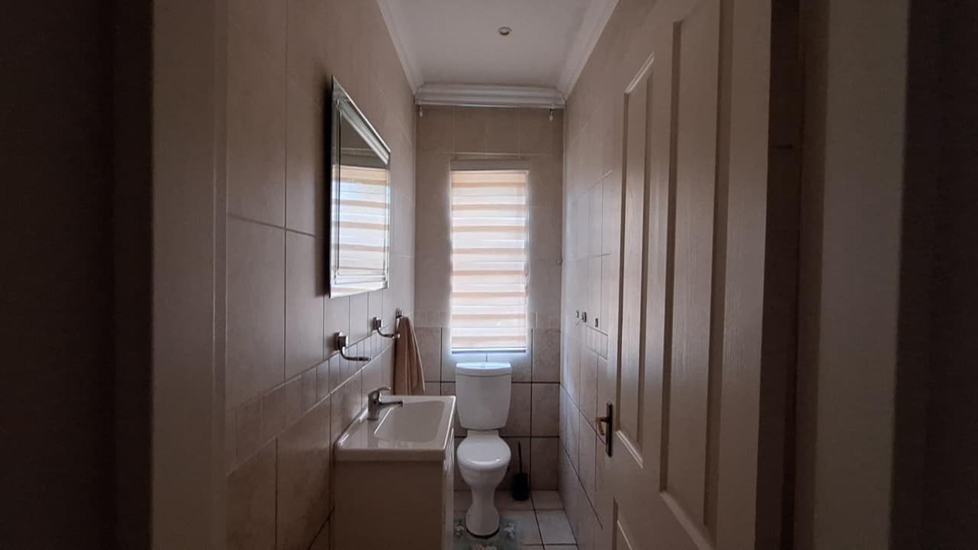 Guest Toilet - 4 square meters of property in Homes Haven