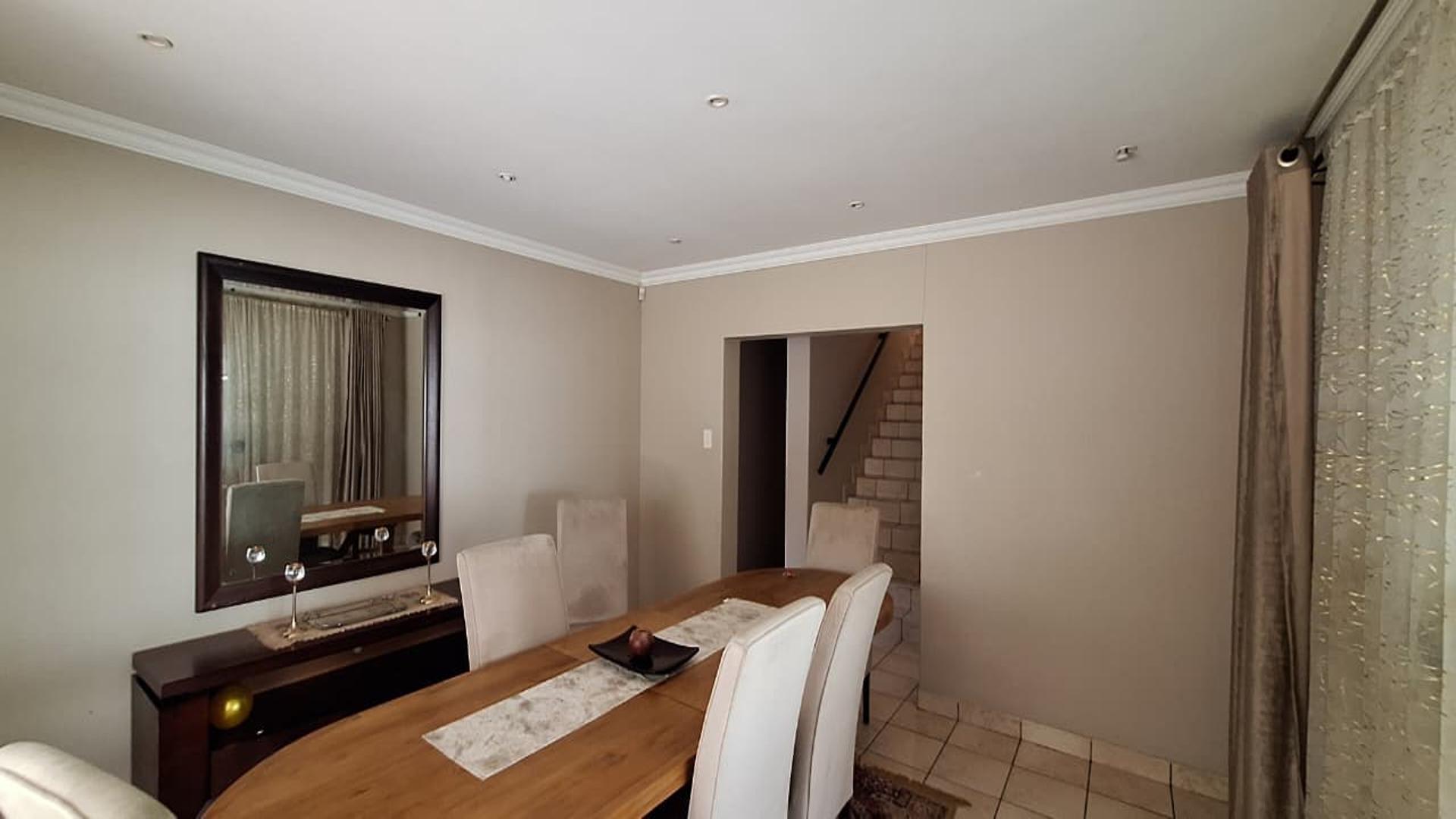 Dining Room - 22 square meters of property in Homes Haven
