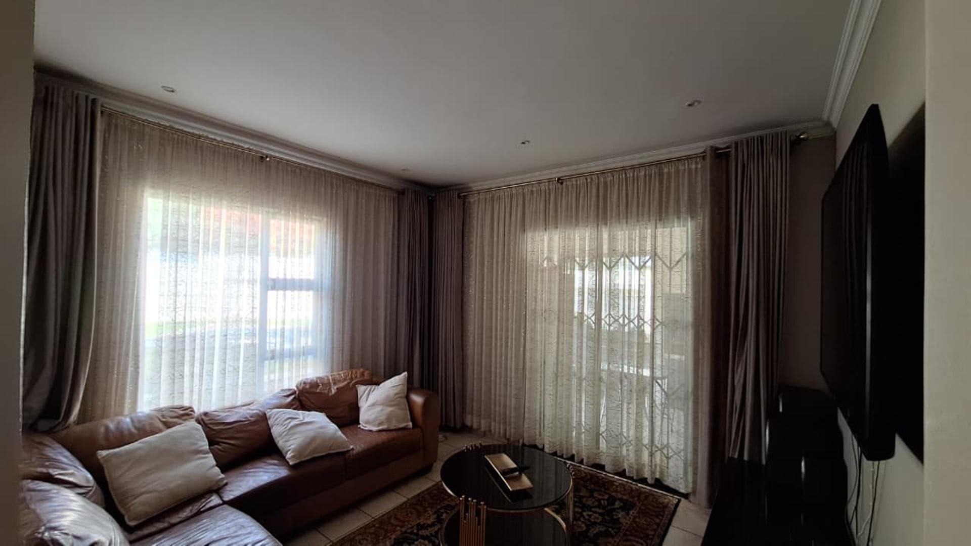 Lounges - 14 square meters of property in Homes Haven