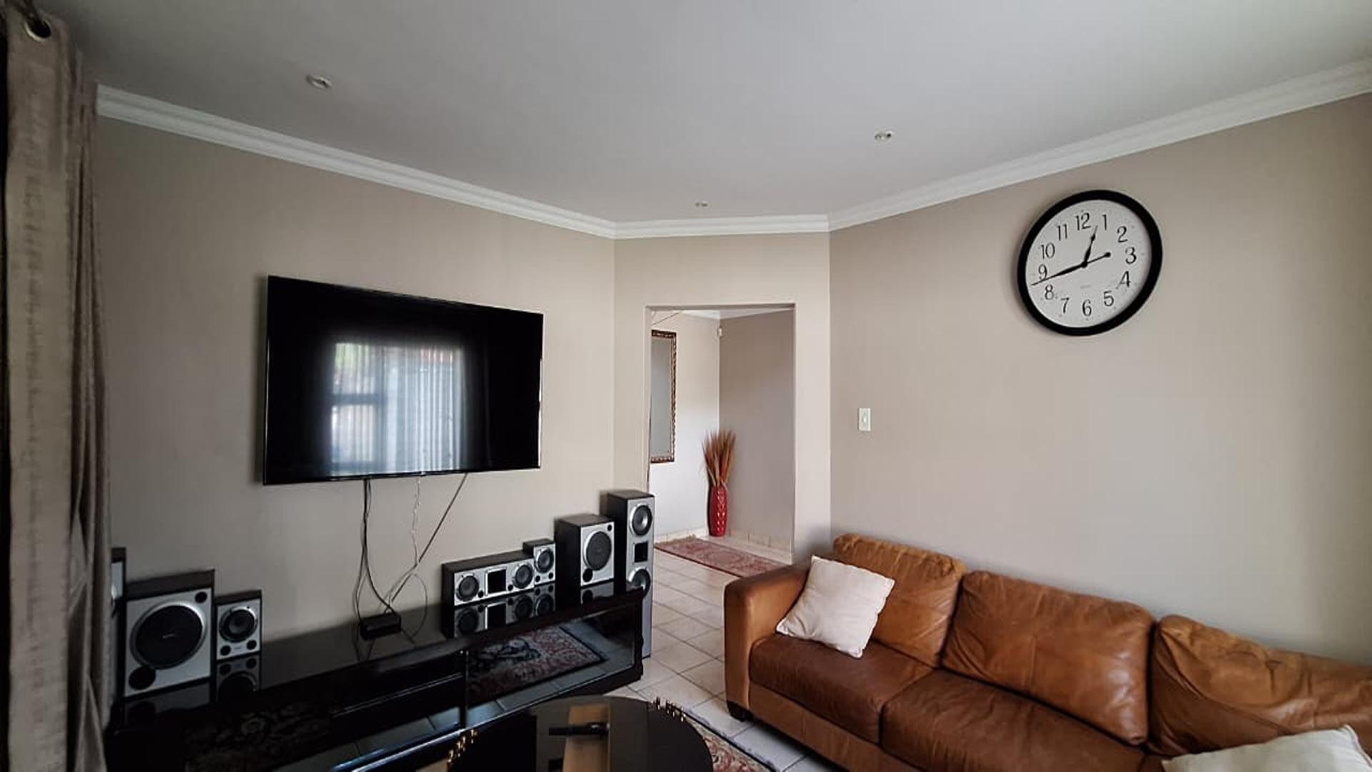 Lounges - 14 square meters of property in Homes Haven
