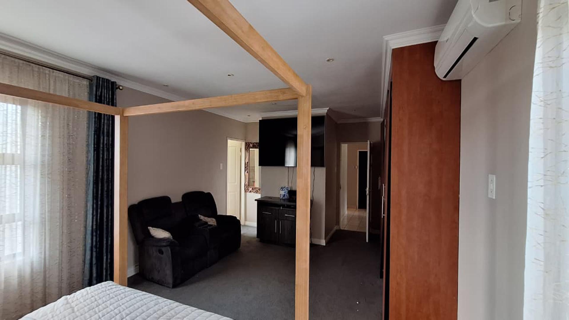 Main Bedroom - 33 square meters of property in Homes Haven