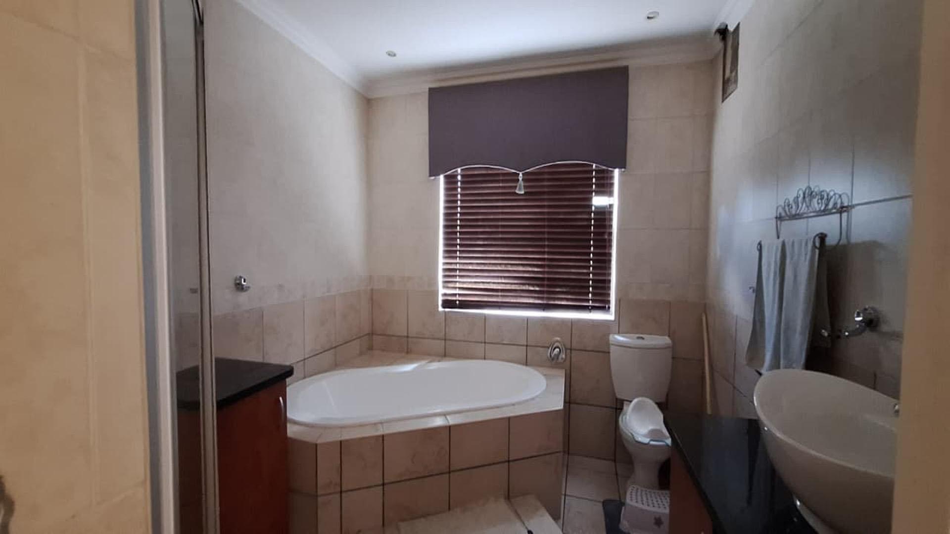 Bathroom 1 - 11 square meters of property in Homes Haven