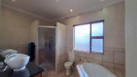 Main Bathroom - 13 square meters of property in Homes Haven