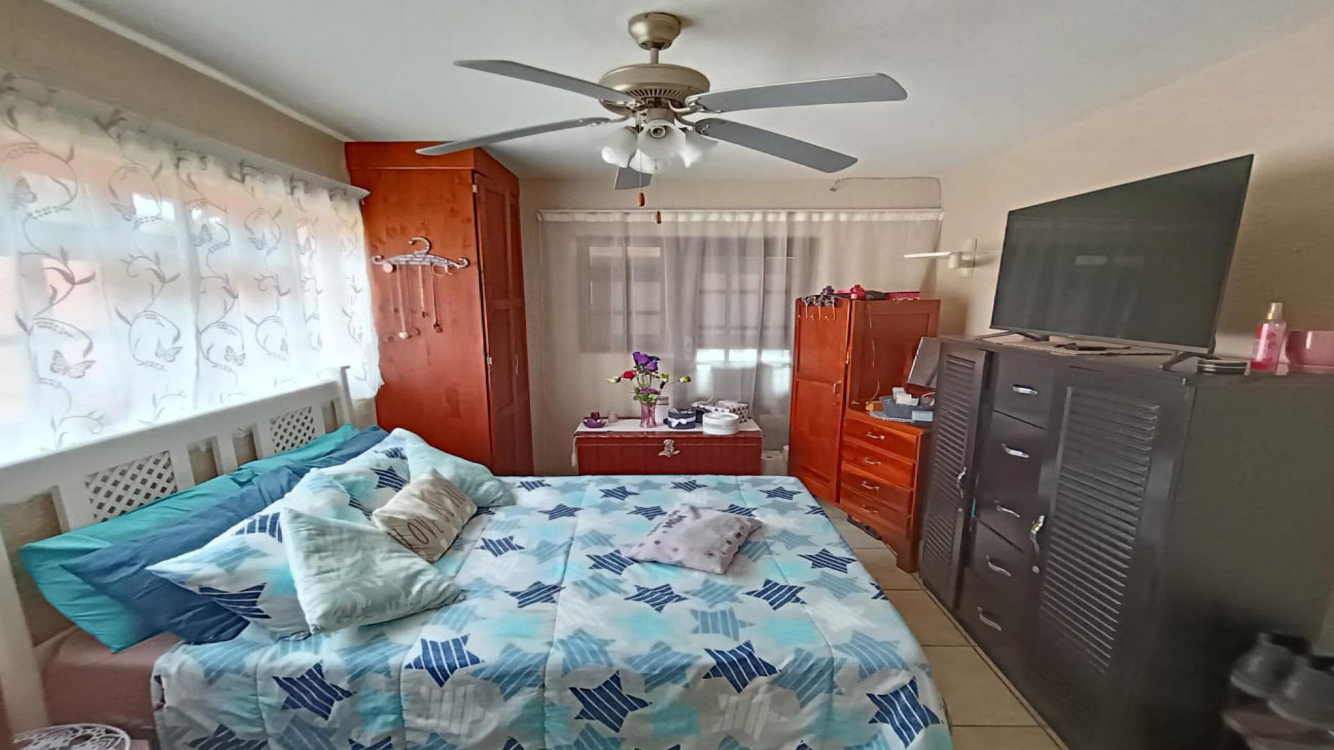 Bed Room 1 of property in Bathurst