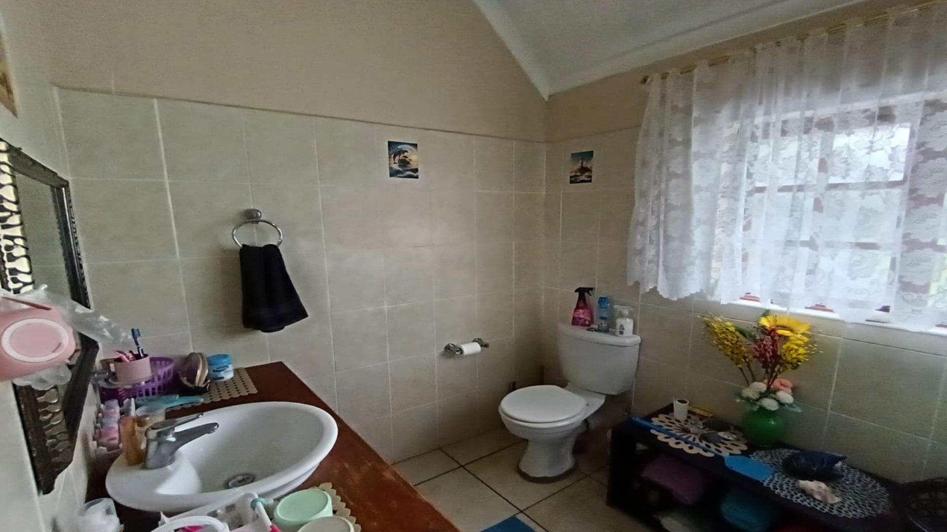 Bathroom 1 of property in Bathurst