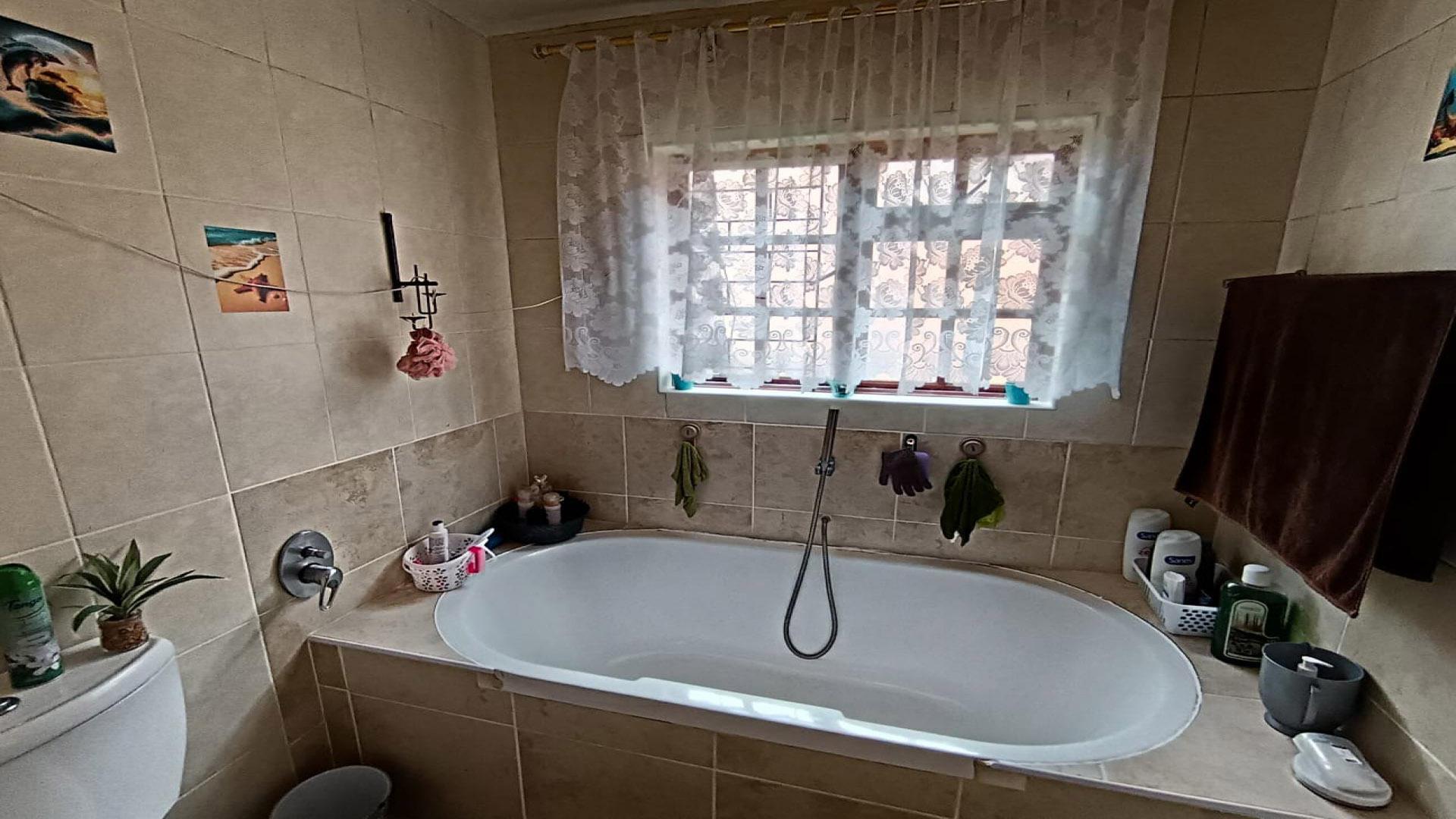 Bathroom 2 of property in Bathurst