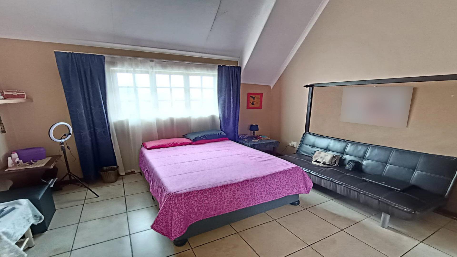 Bed Room 2 of property in Bathurst