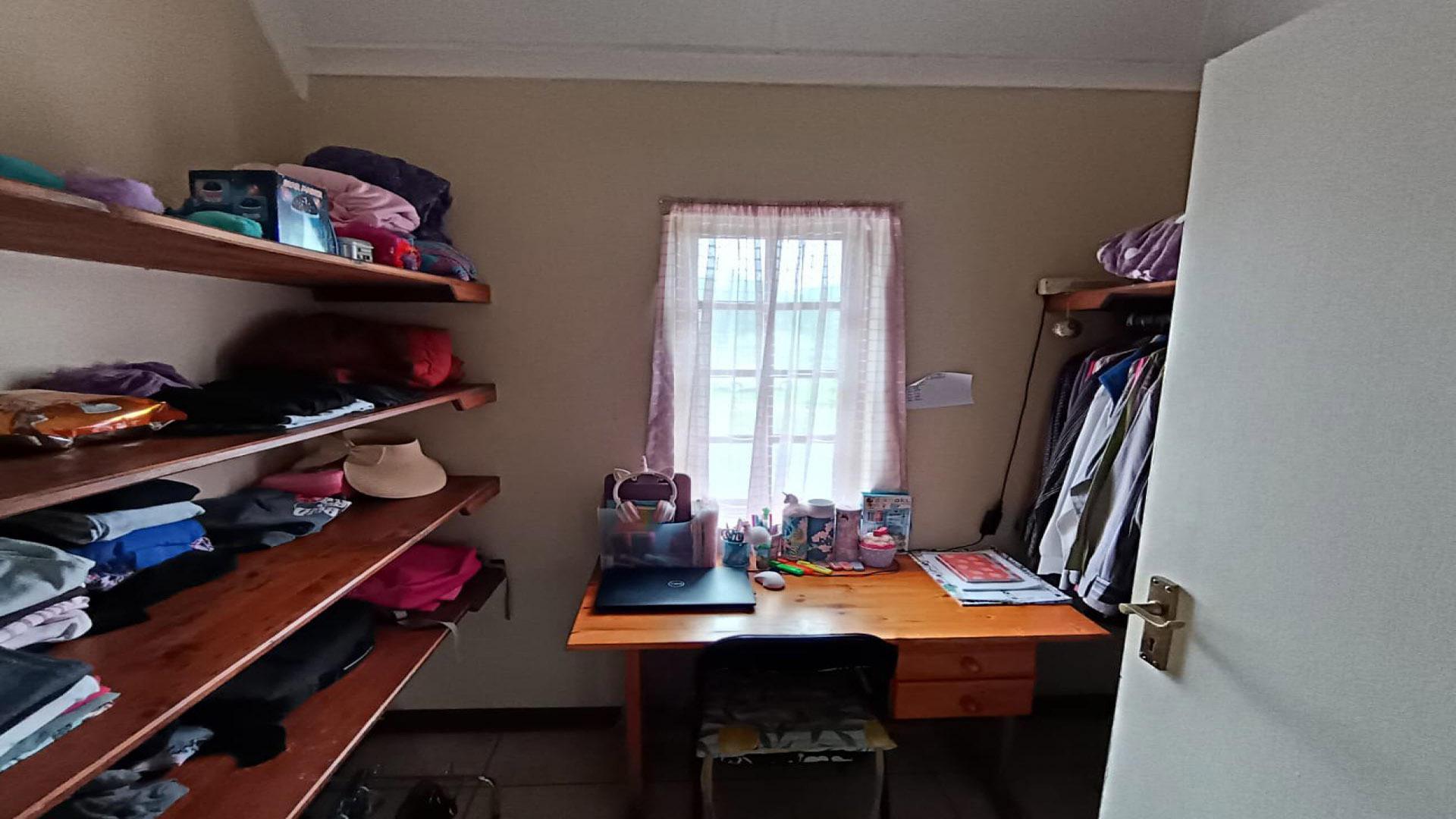 Bed Room 4 of property in Bathurst