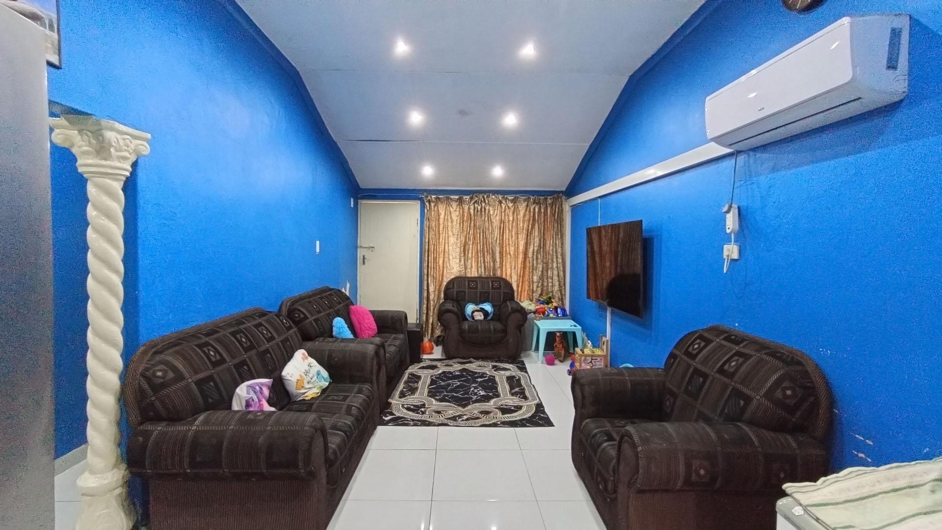 Lounges - 23 square meters of property in Rydalvale