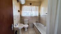Bathroom 1 - 5 square meters of property in Ravenswood