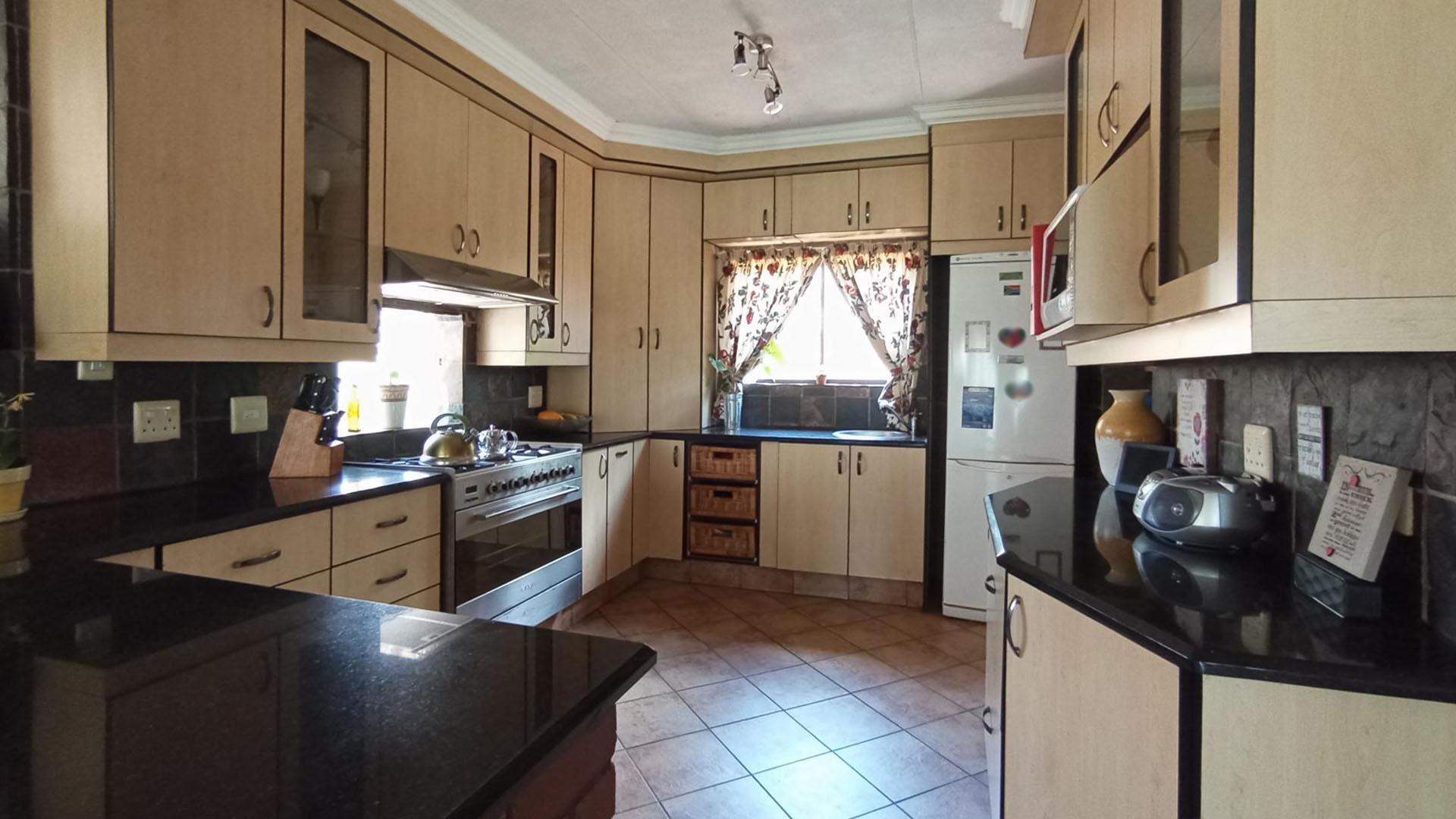 Kitchen - 11 square meters of property in The Wilds Estate