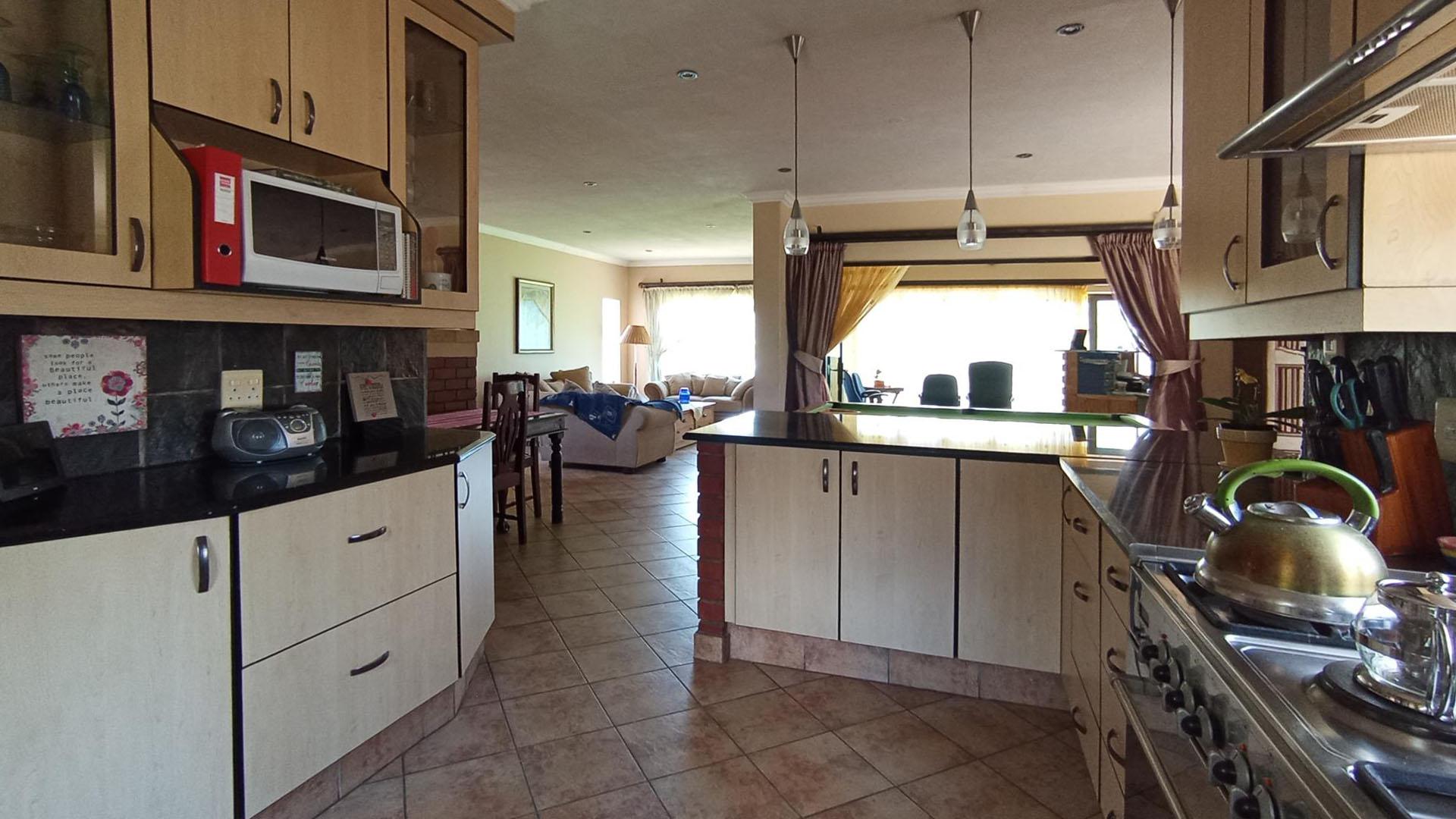 Kitchen - 11 square meters of property in The Wilds Estate