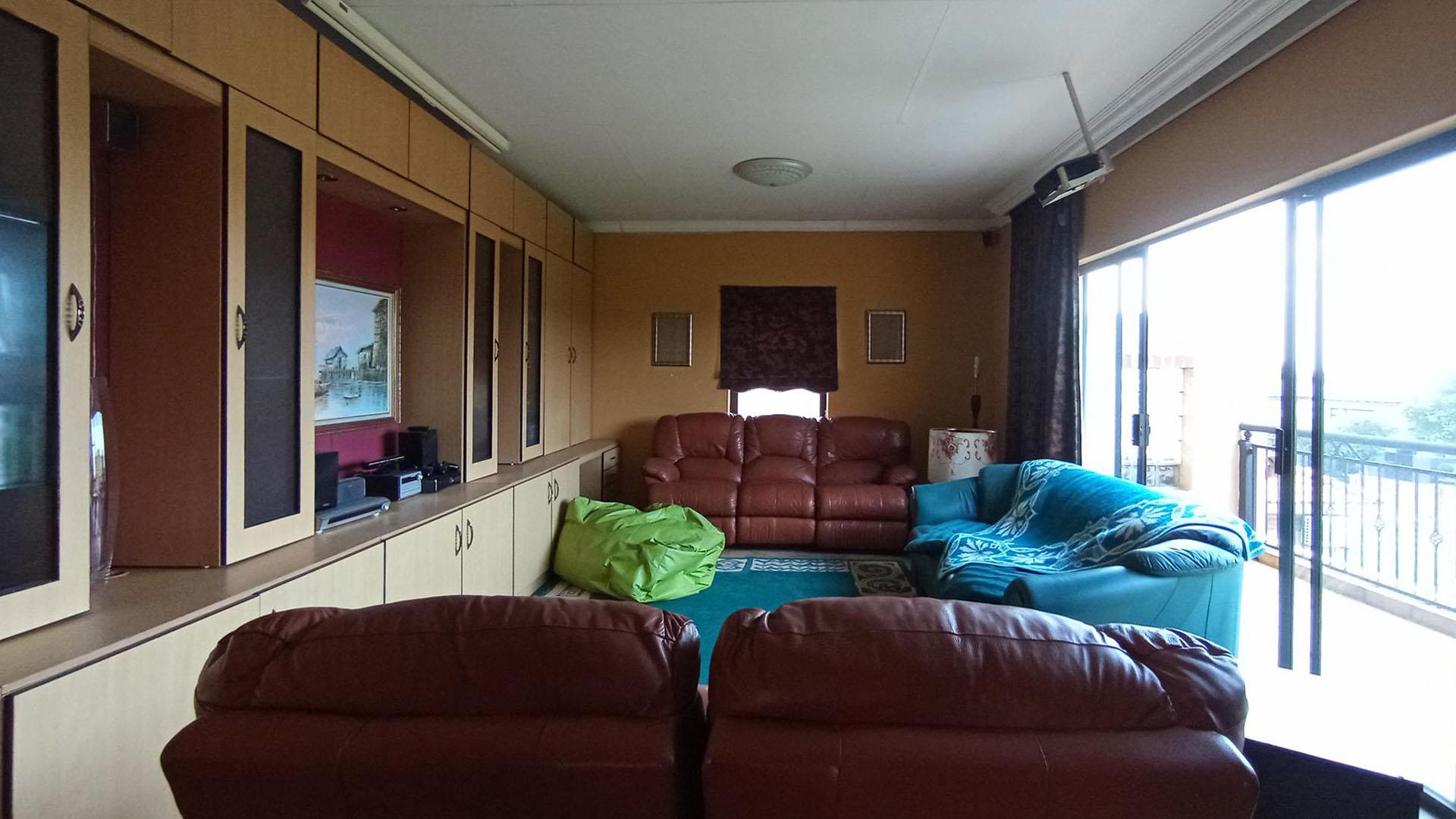 Lounges - 45 square meters of property in The Wilds Estate