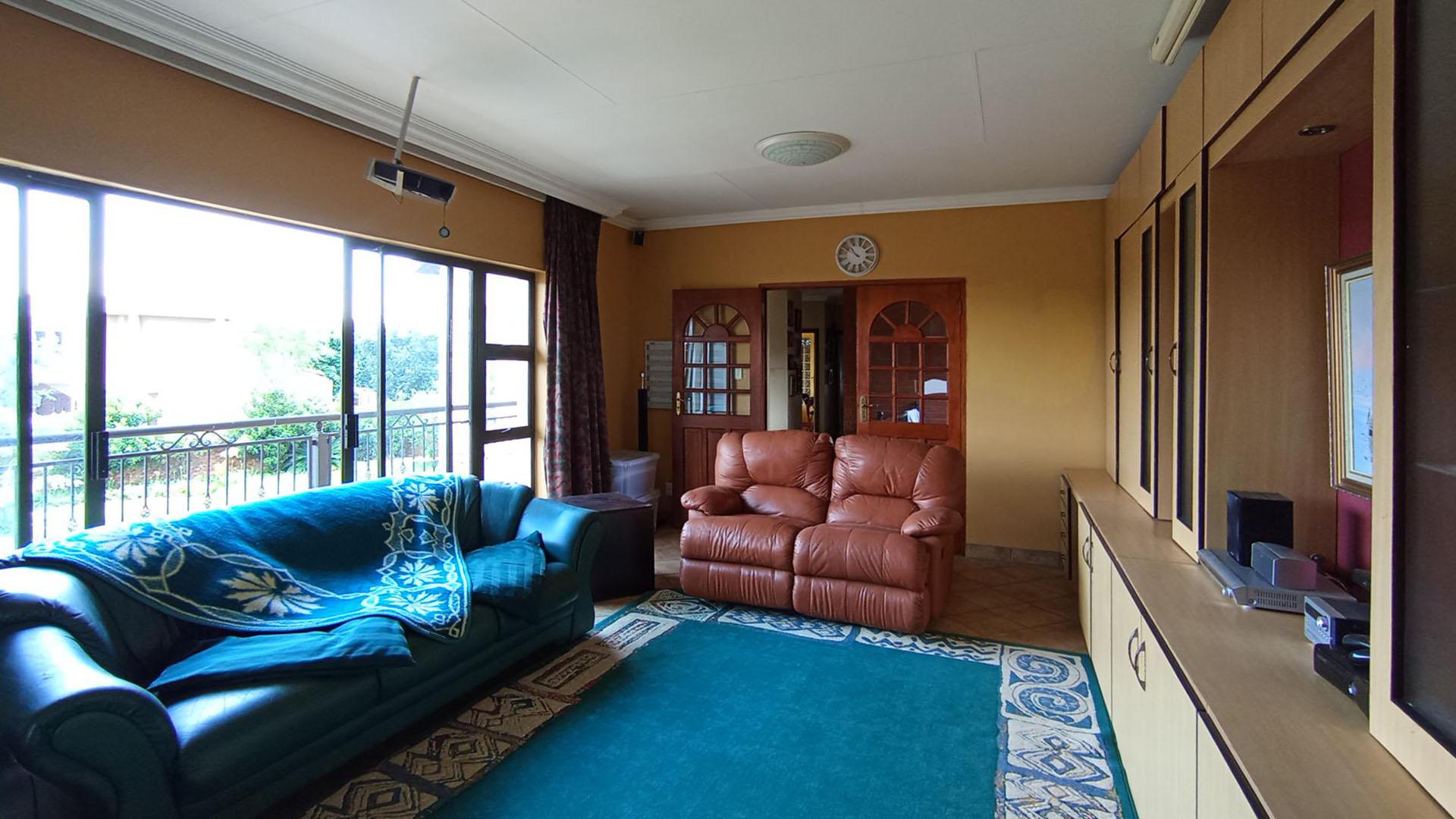 Lounges - 45 square meters of property in The Wilds Estate
