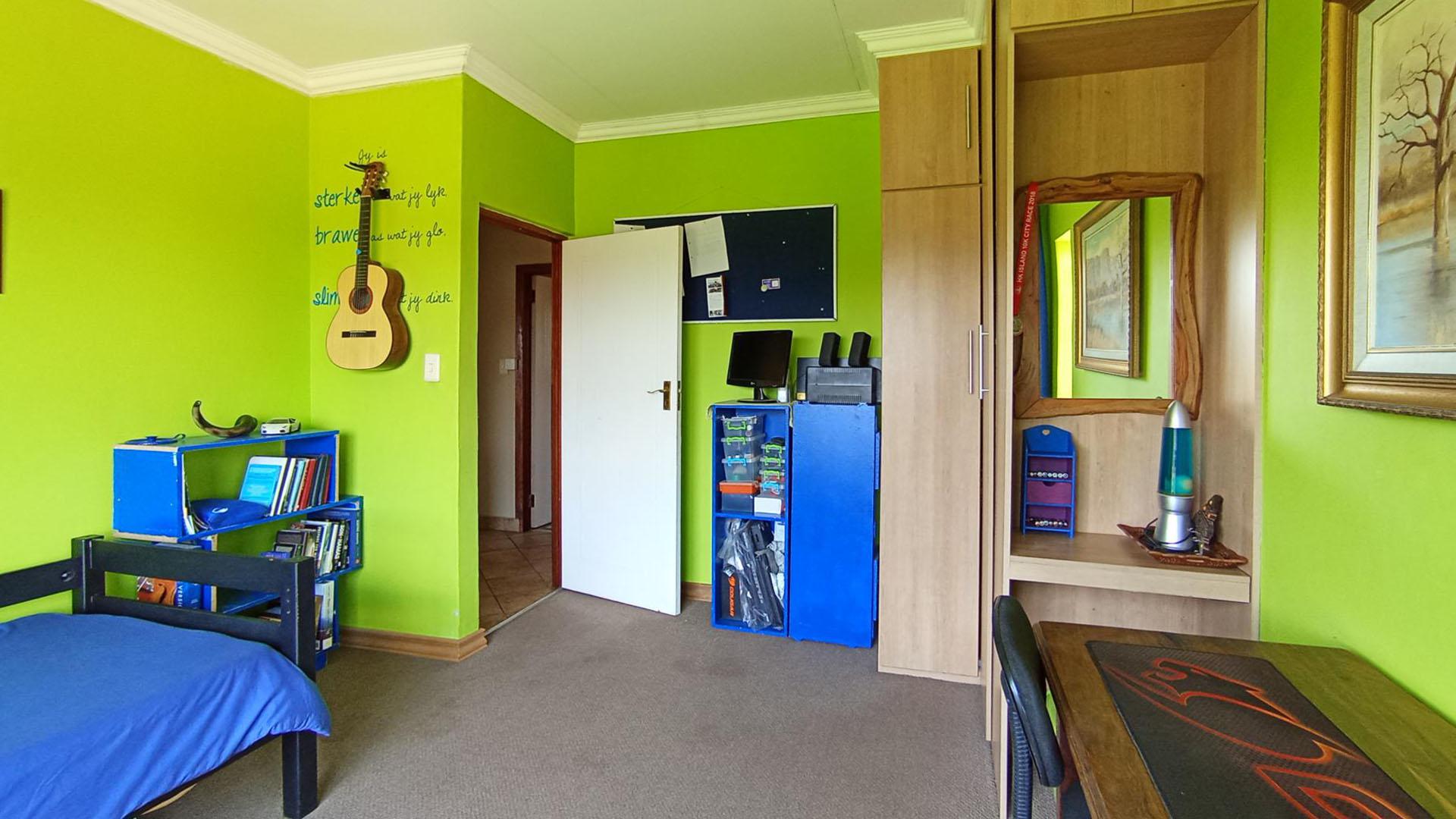 Bed Room 1 - 15 square meters of property in The Wilds Estate