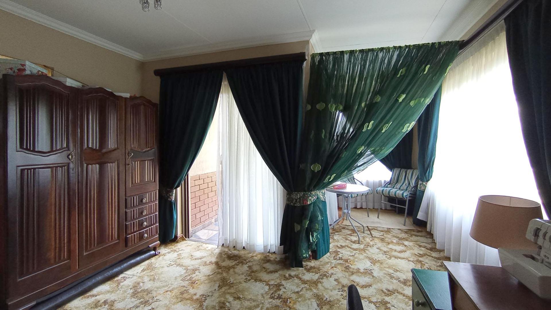 Main Bedroom - 40 square meters of property in The Wilds Estate