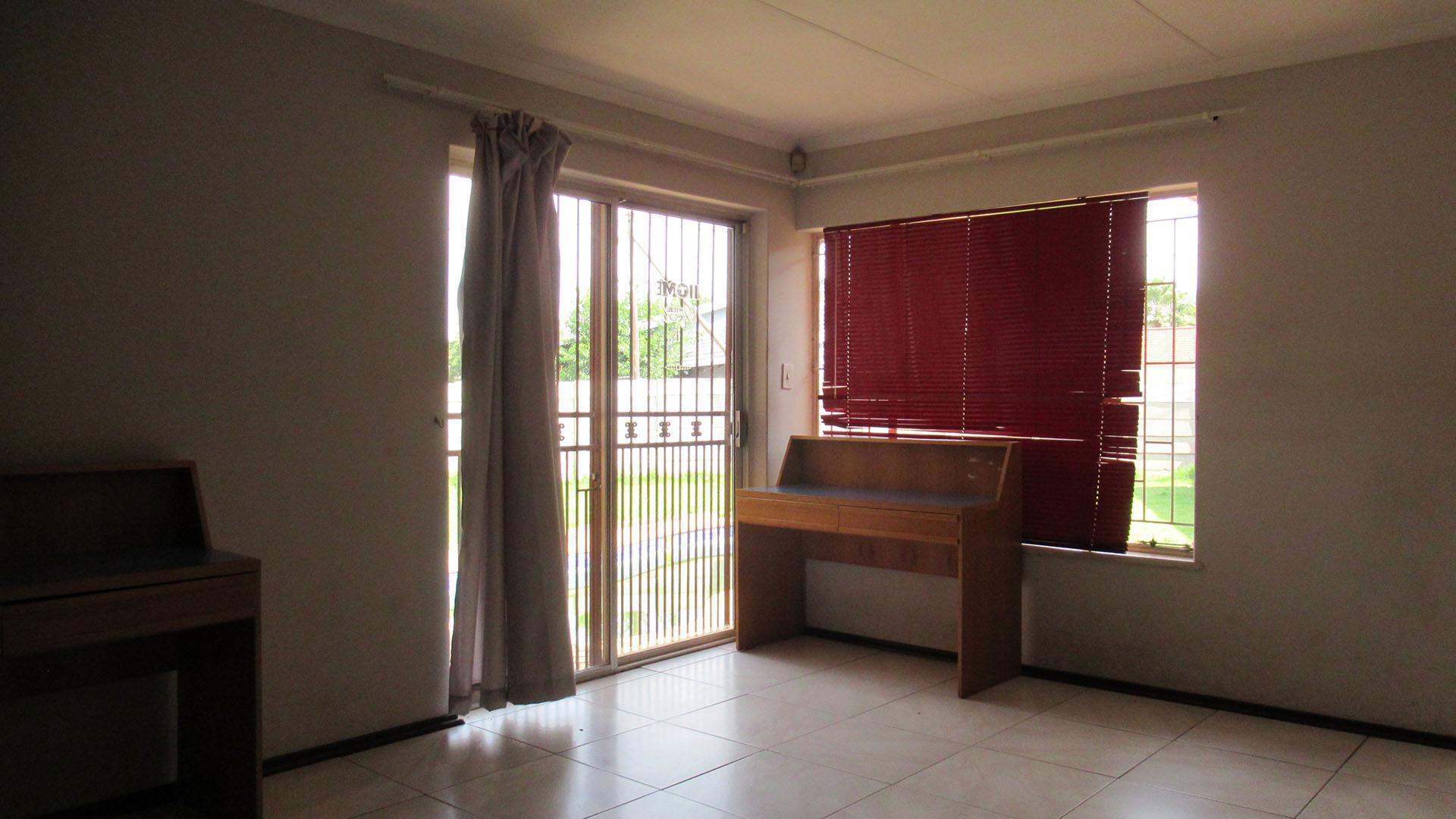 Lounges - 31 square meters of property in Helikon Park