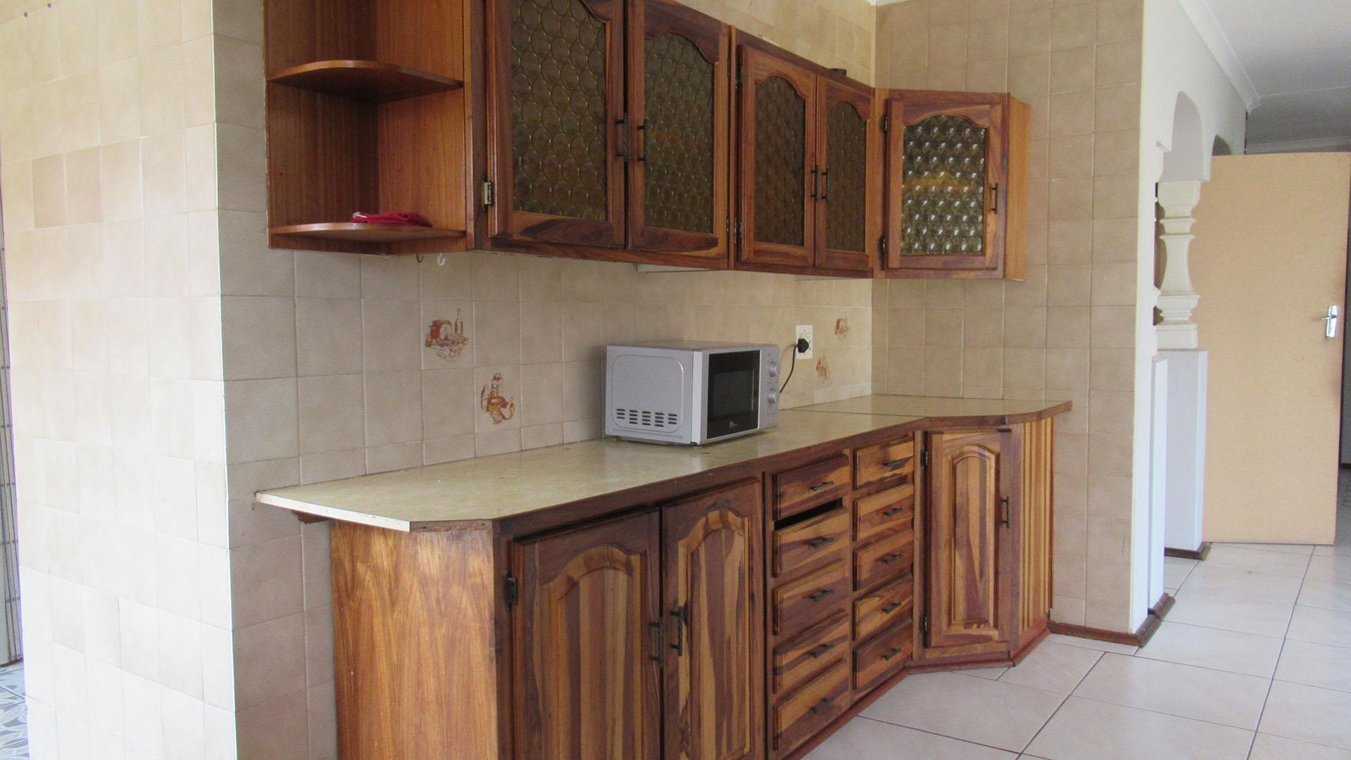 Kitchen - 57 square meters of property in Helikon Park