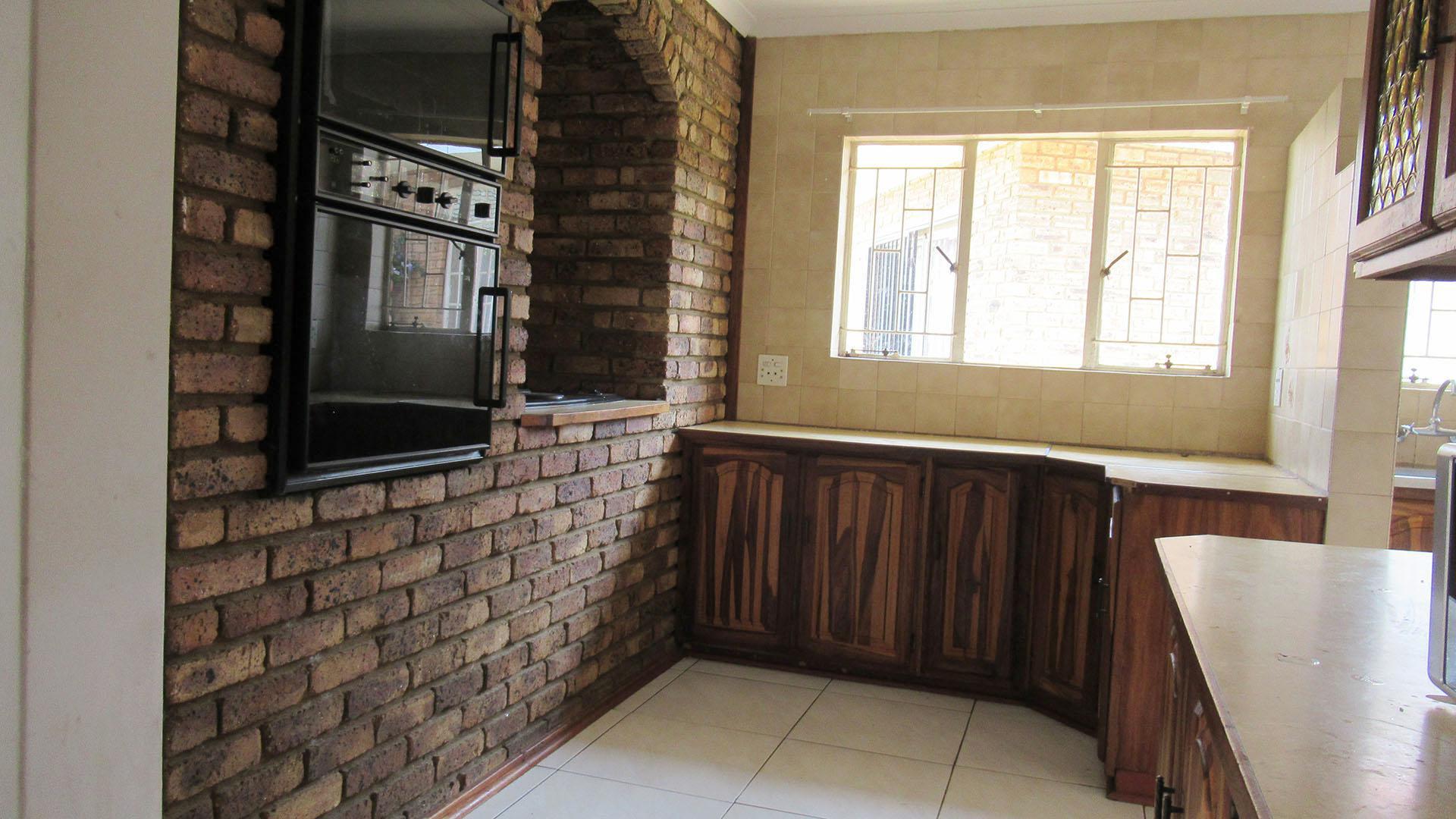 Kitchen - 57 square meters of property in Helikon Park