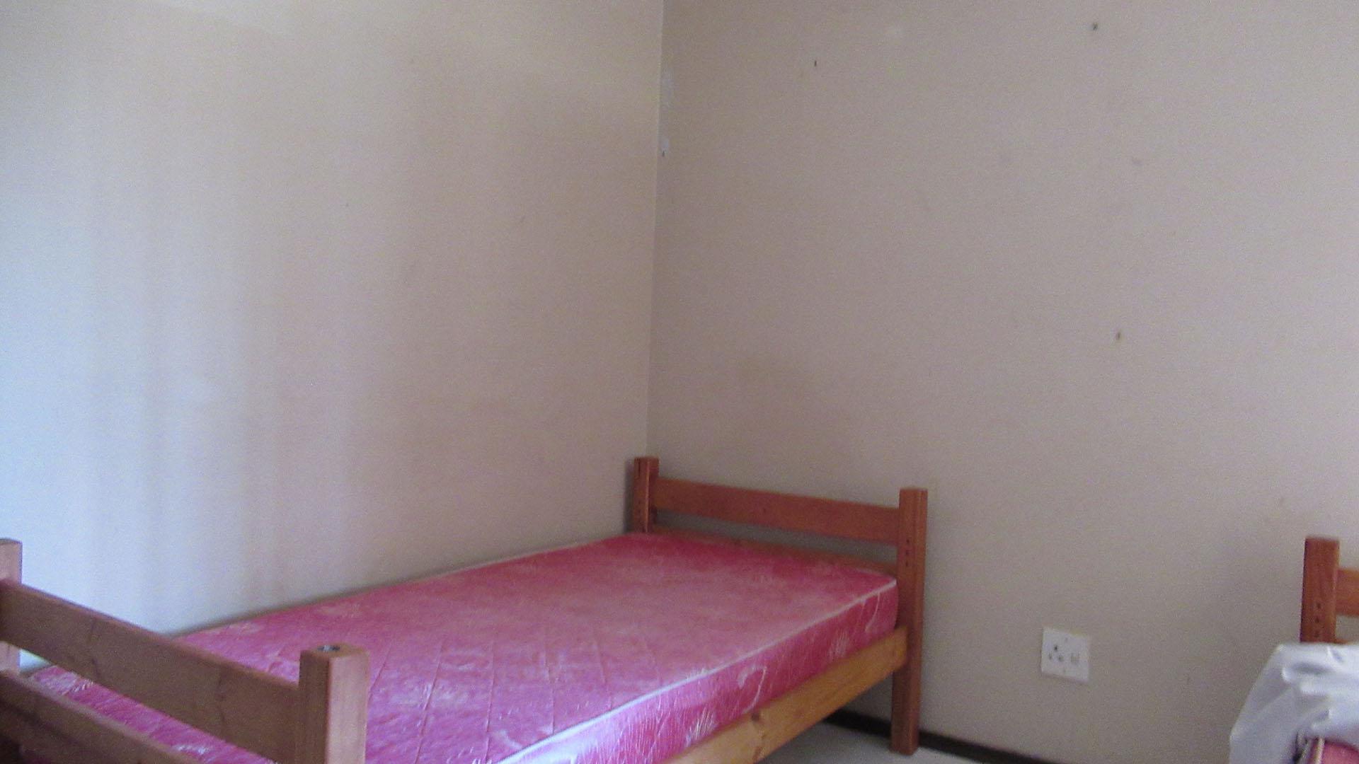Bed Room 1 - 19 square meters of property in Helikon Park