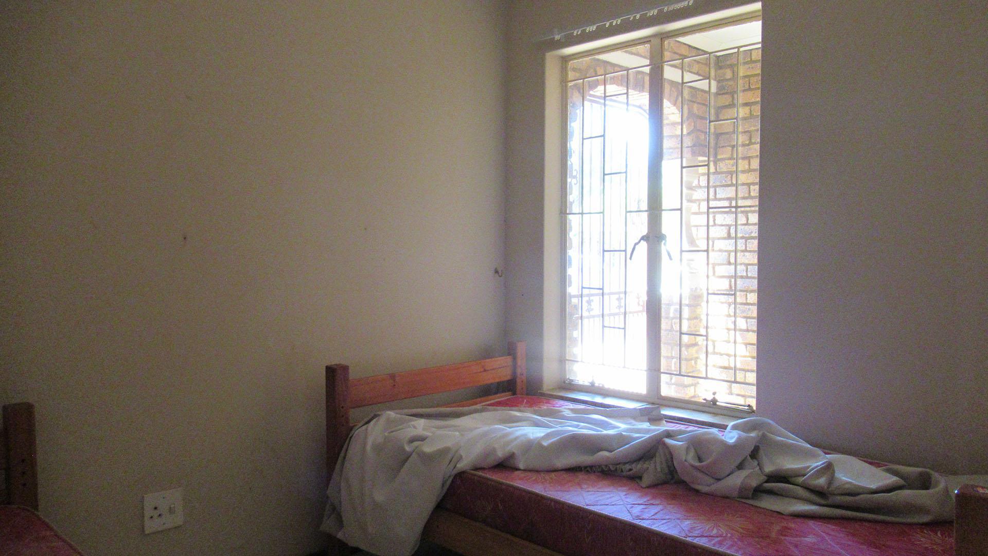 Bed Room 1 - 19 square meters of property in Helikon Park