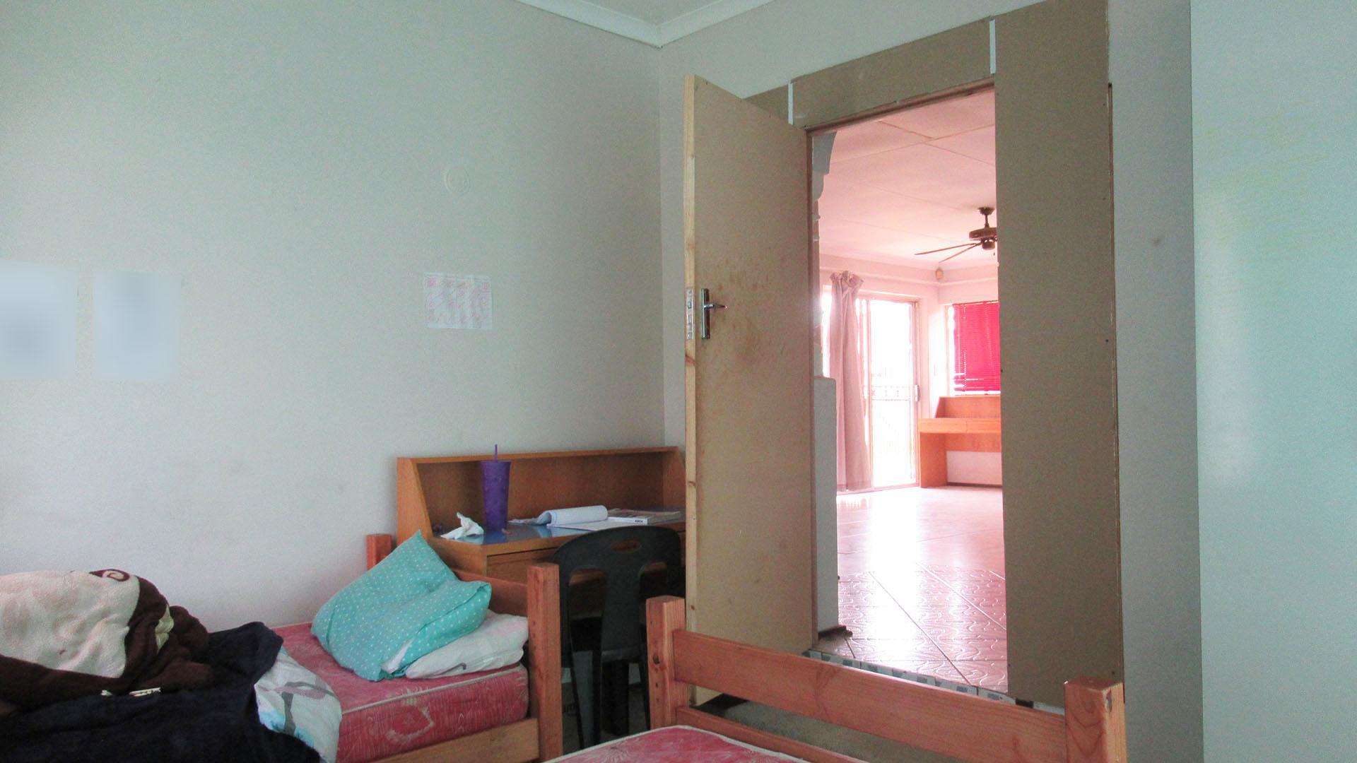 Bed Room 2 - 18 square meters of property in Helikon Park