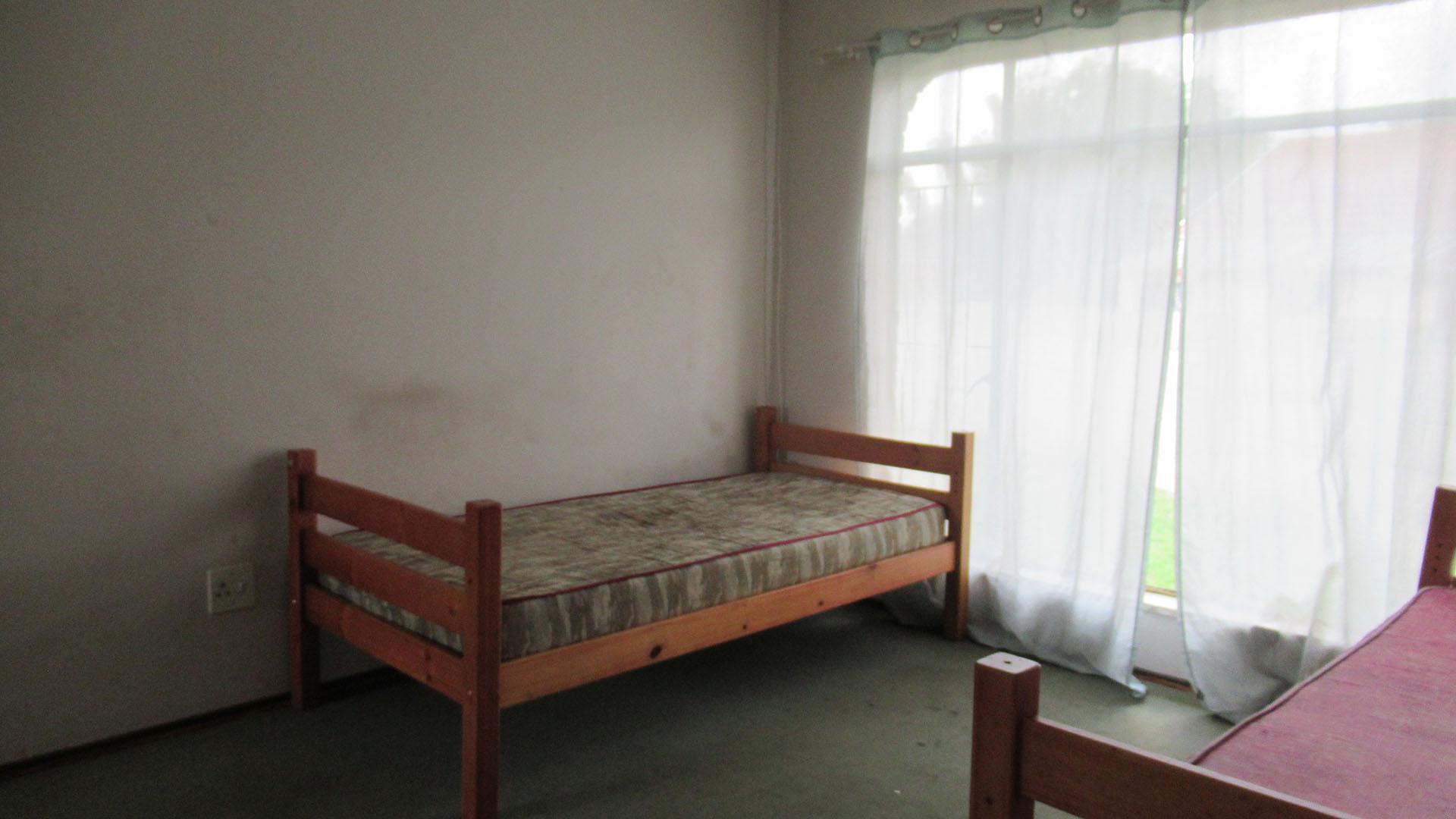 Main Bedroom - 17 square meters of property in Helikon Park